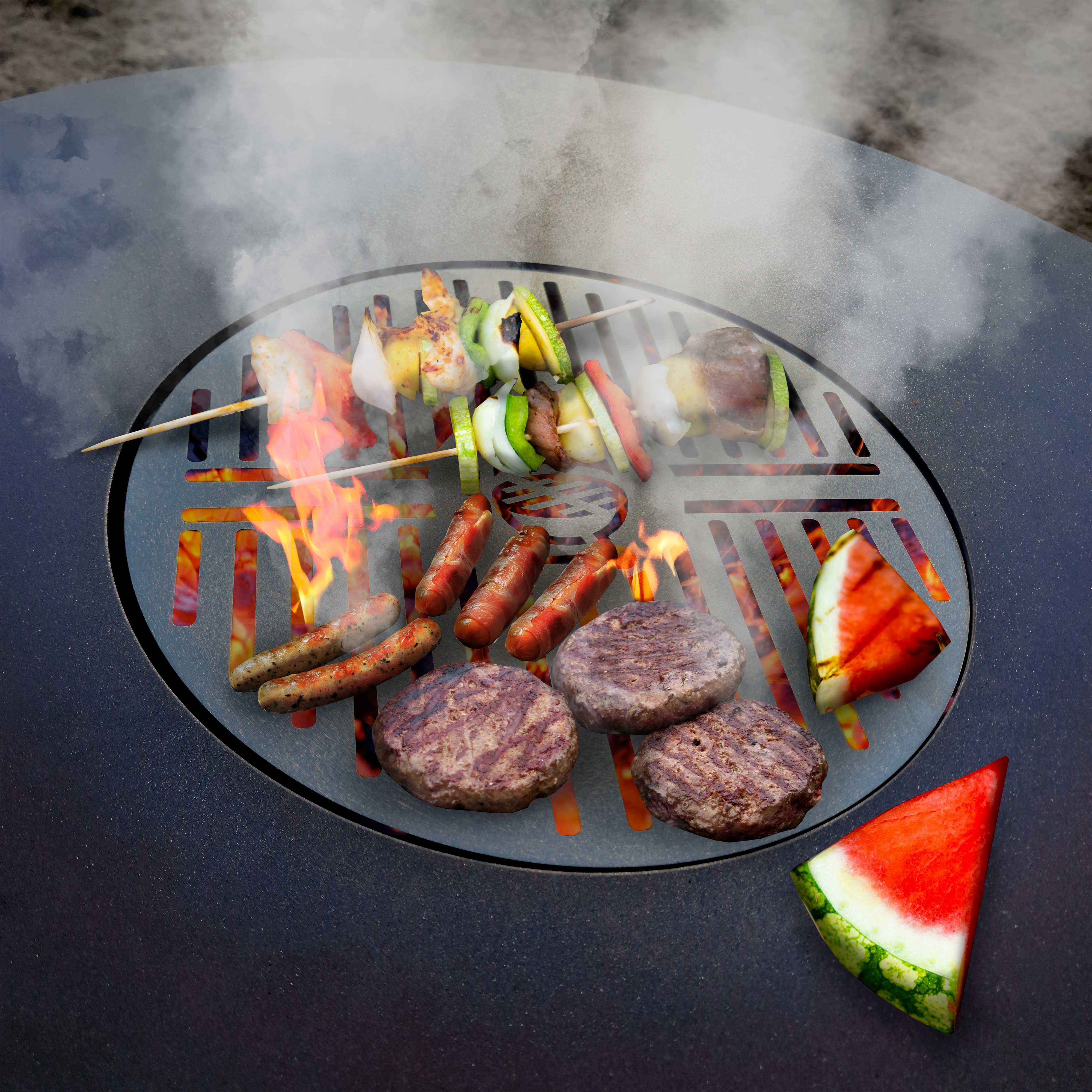 Gegrilltes Essen auf einem Metallgrill, darunter Würstchen, Burger und Gemüse.