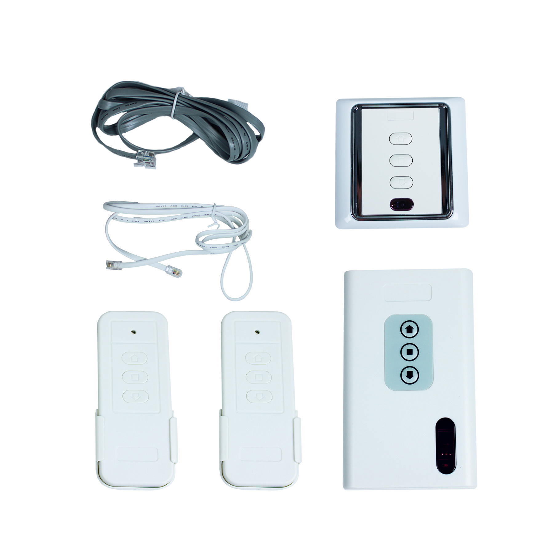 Varios dispositivos de control remoto y cables para domótica, sobre una superficie blanca.