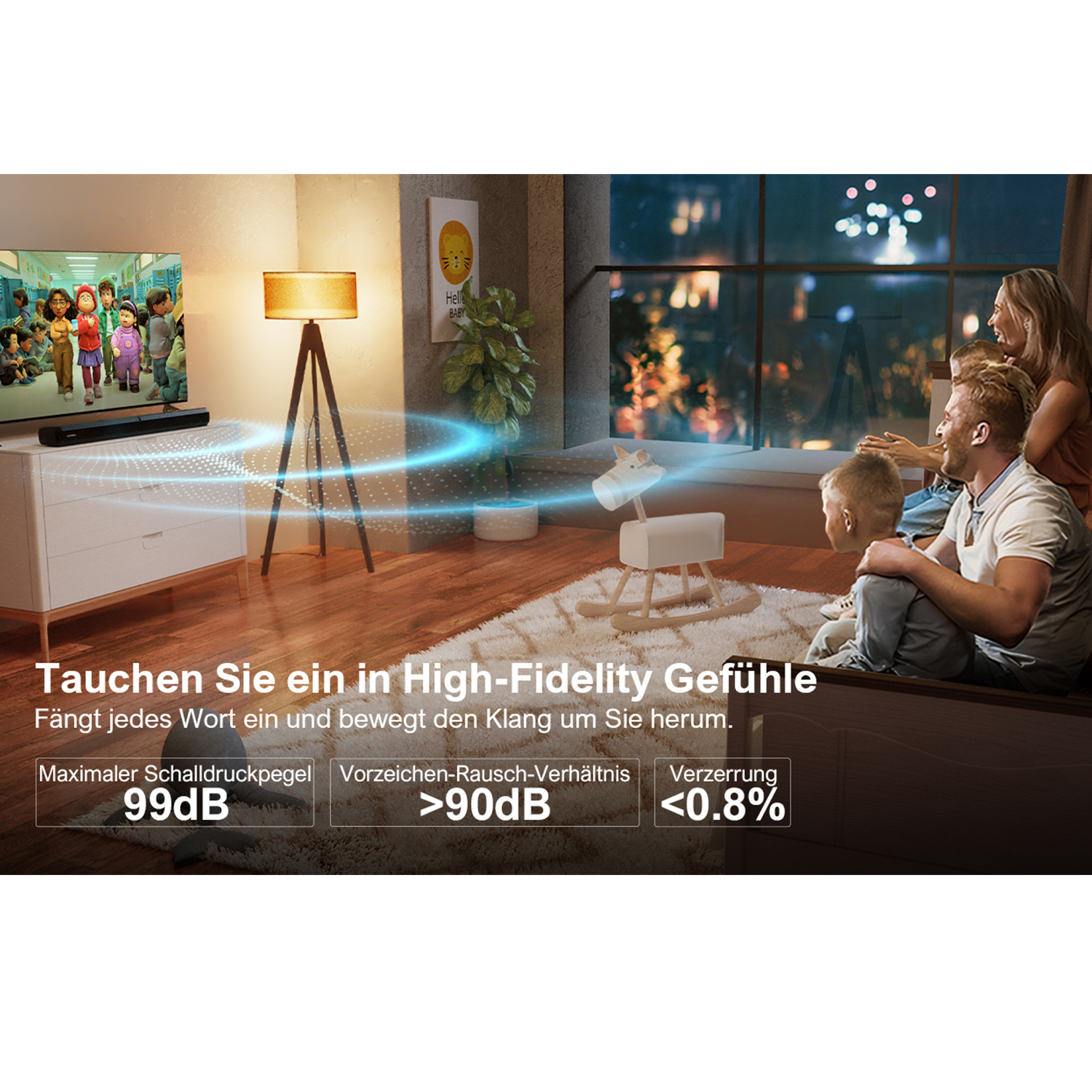 Eine Familie schaut fern, mit Soundbar und Text: „Tauchen Sie ein in High-Fidelity-Gefühle“.