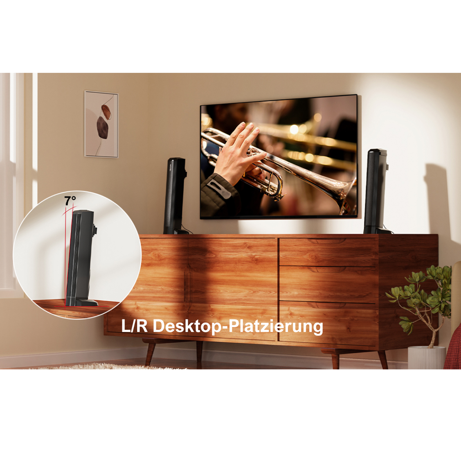Ein Raum mit Fernseher und Lautsprechern auf einem Holzschrank. Auf dem Bildschirm ein Trompeter.