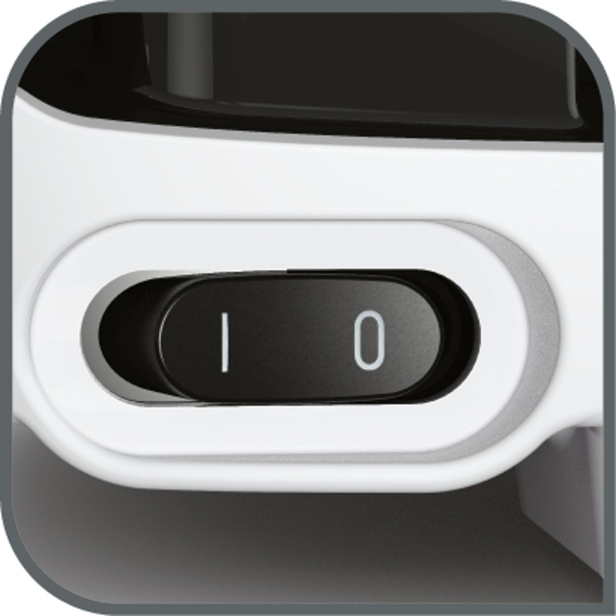 Zbliżenie czarnego włącznika zasilania. Przełącznik pokazuje symbol „I” i „0”.