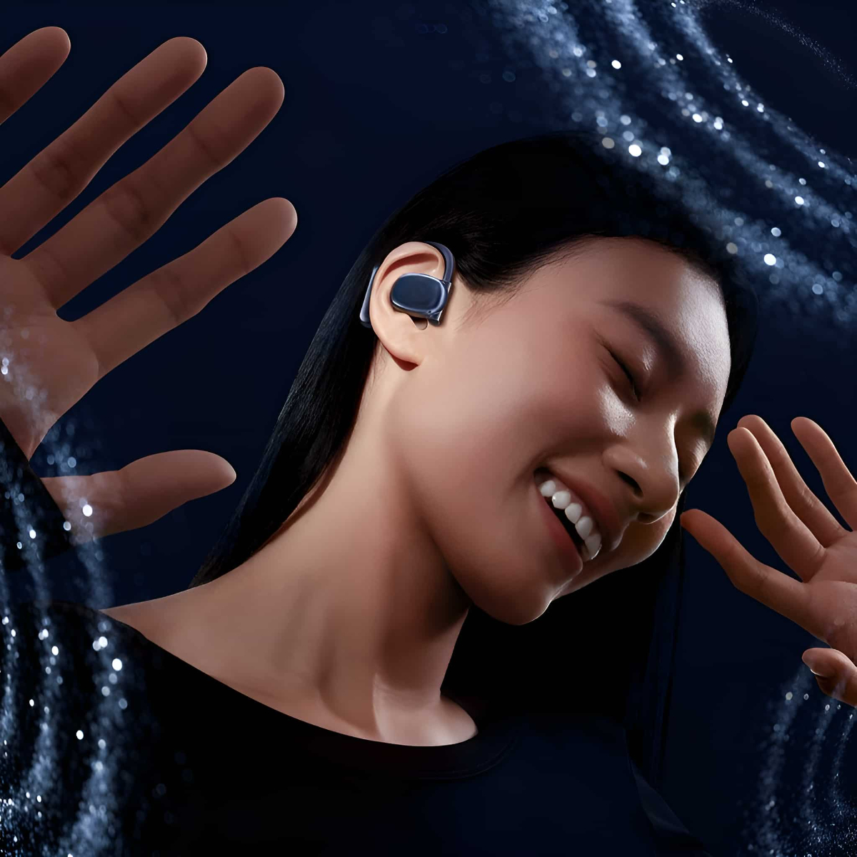 Eine Frau mit Ohrhörern lächelt, Hände um sie herum, blauer Glitzerhintergrund.