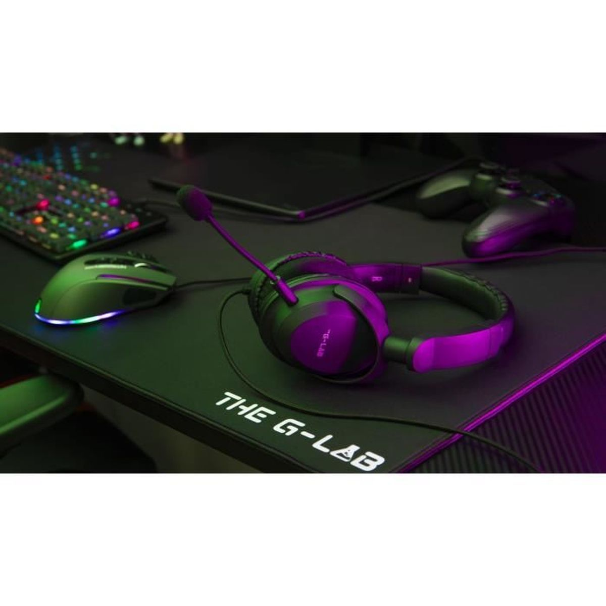 Een gaming-opstelling met een headset, muis en toetsenbord op een zwart bureau met paarse verlichting.