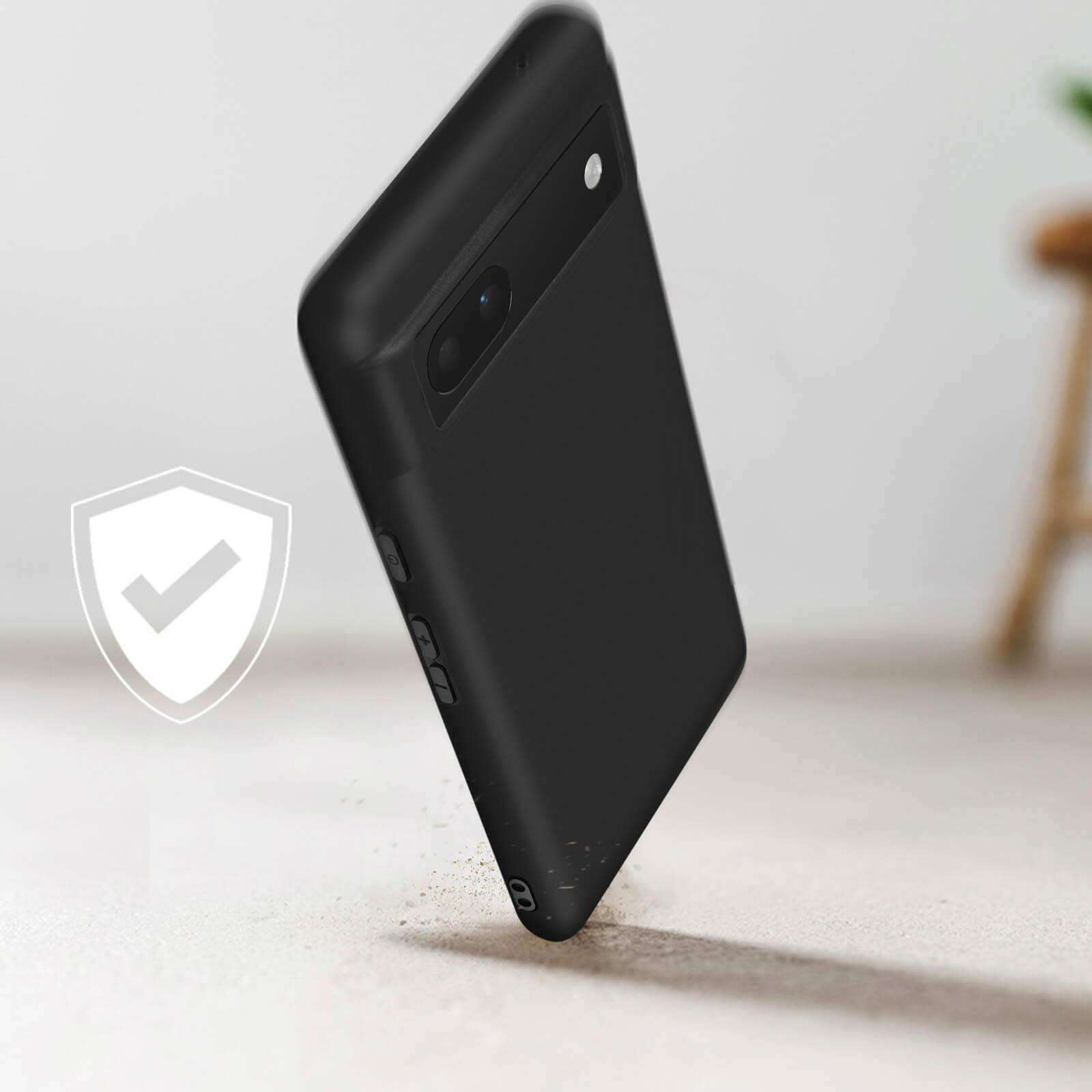 Custodia nera per telefono a mezz'aria. Un segno di spunta bianco è vicino al telefono. Lo sfondo è bianco.