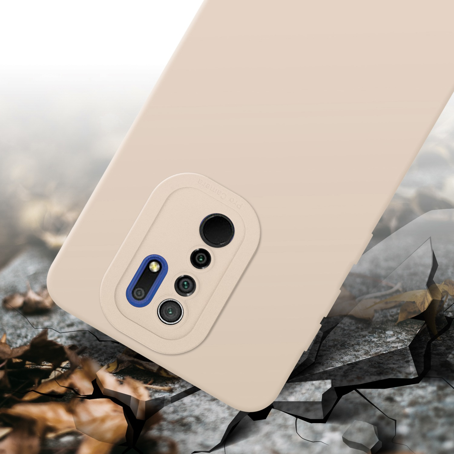Una custodia per telefono su una superficie incrinata. La custodia del telefono è beige e ha un ritaglio per la fotocamera. Lo sfondo è sfocato.