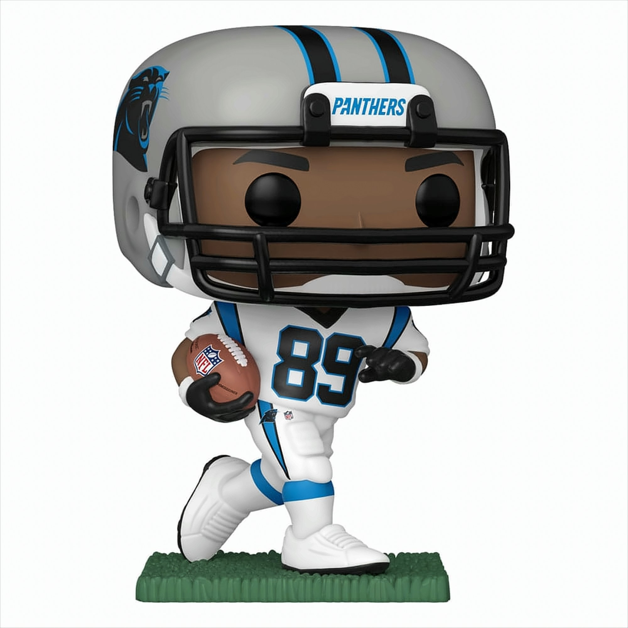 Funko Pop Figur eines Carolina Panthers Spielers in Uniform, der einen Football hält und rennt.