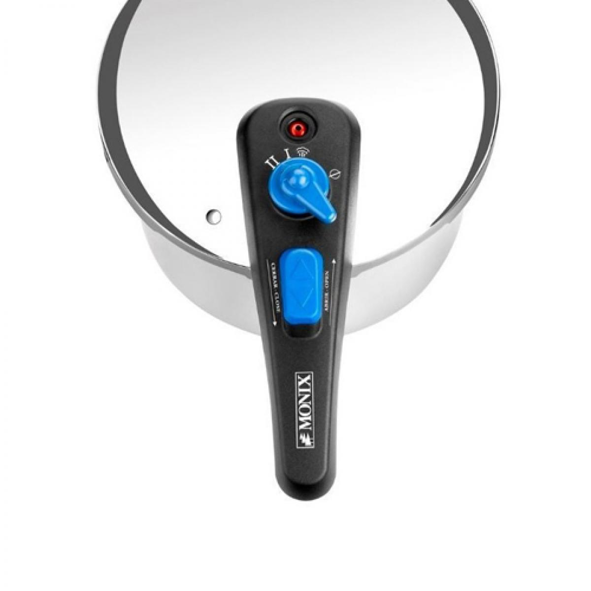 Primer plano del asa de una olla a presión con un dial azul y un mango negro.