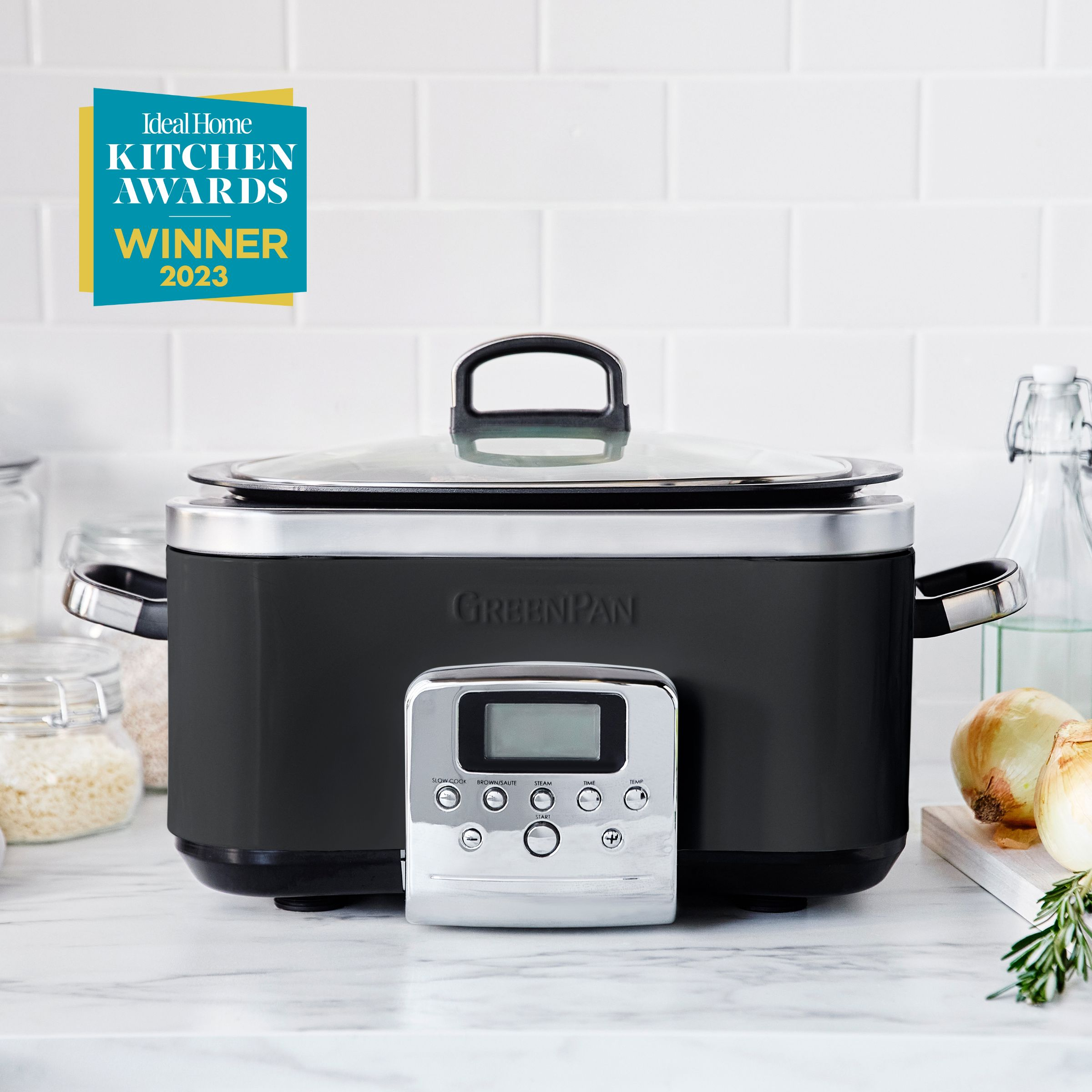 Schwarzer GreenPan Slow Cooker mit Glasdeckel, Digitalanzeige und silbernen Akzenten.