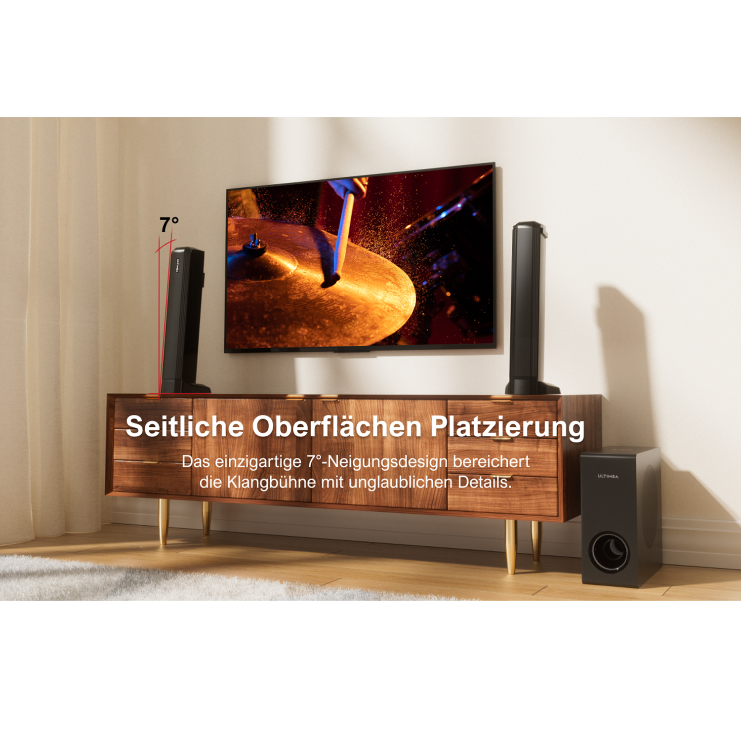 Lautsprecher und Subwoofer auf einem Holzschrank. Ein Fernseher befindet sich über dem Schrank.