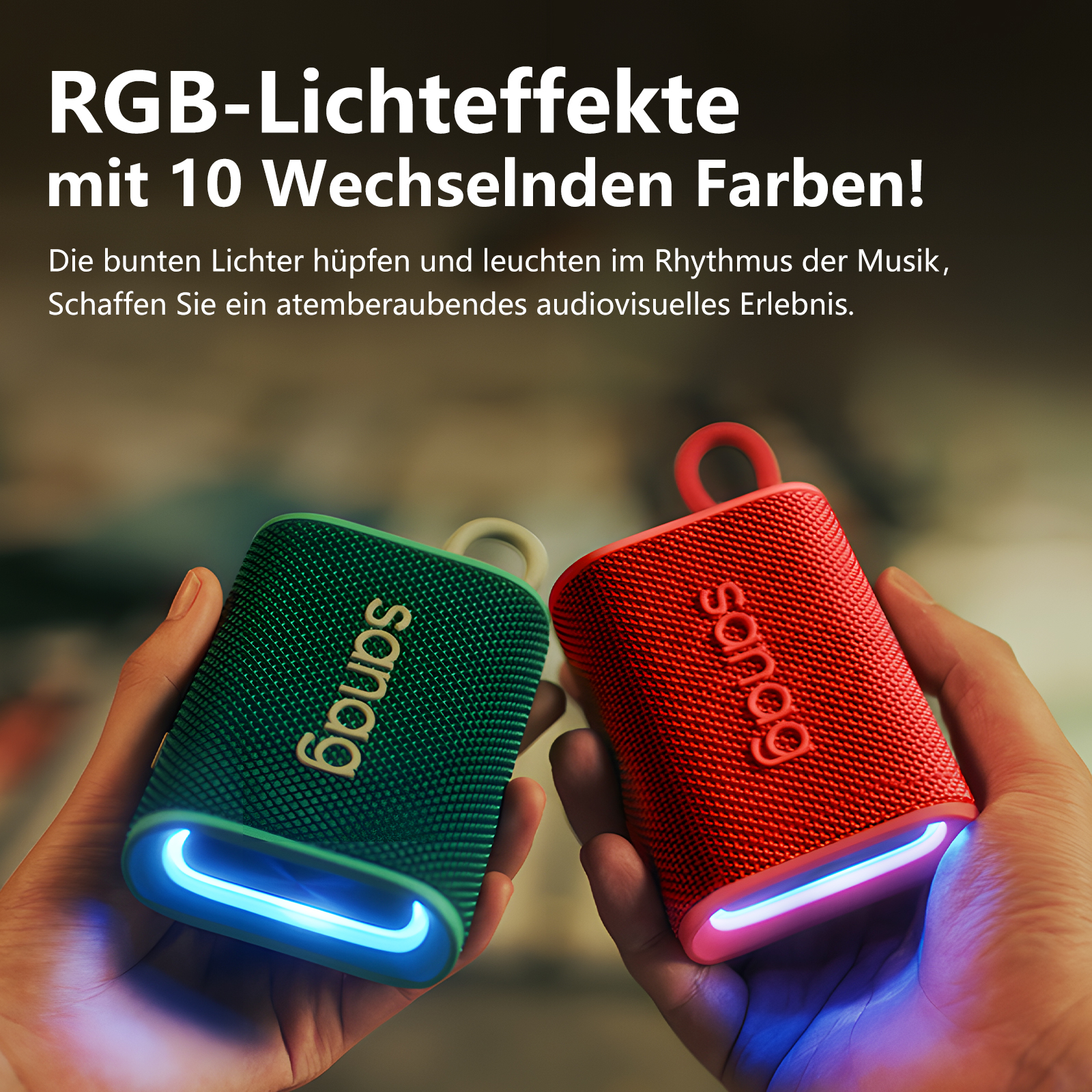 Hände halten zwei kleine, bunte, quadratische Lautsprecher mit beleuchteten Basen.