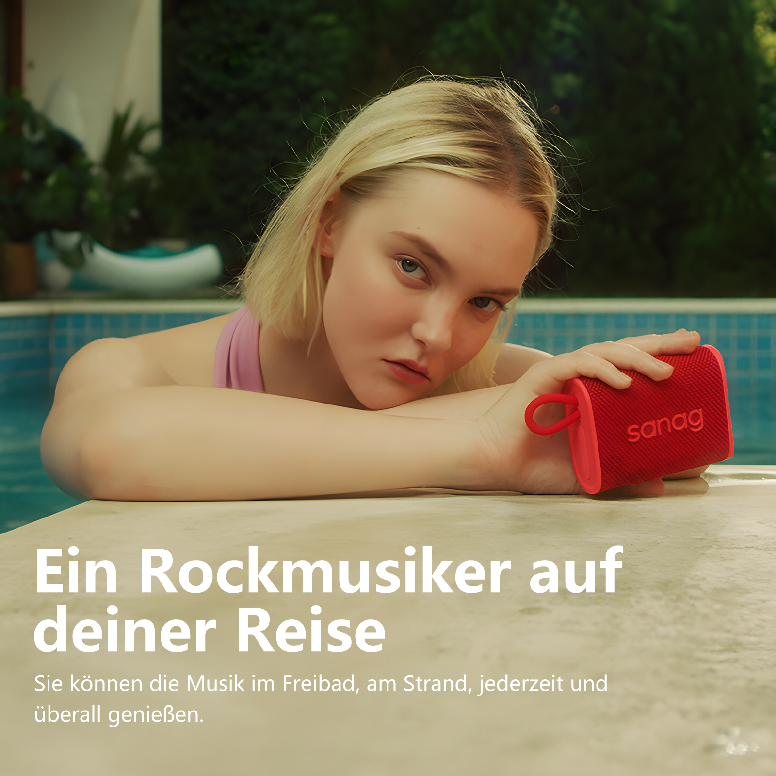 Blonde Frau hält roten Lautsprecher am Pool. Text: 'Ein Rockmusiker auf deiner Reise'.