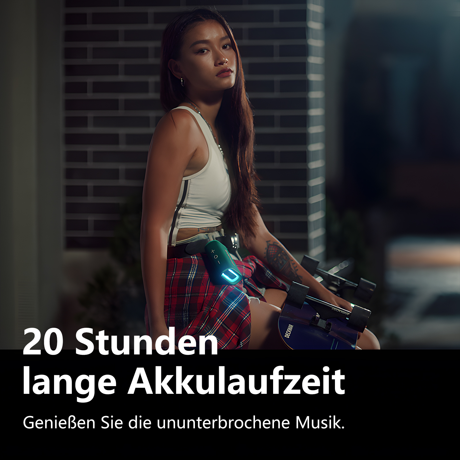 Frau mit Lautsprecher, Handy haltend. Text: 20 Stunden Akkulaufzeit, ununterbrochene Musik genießen.