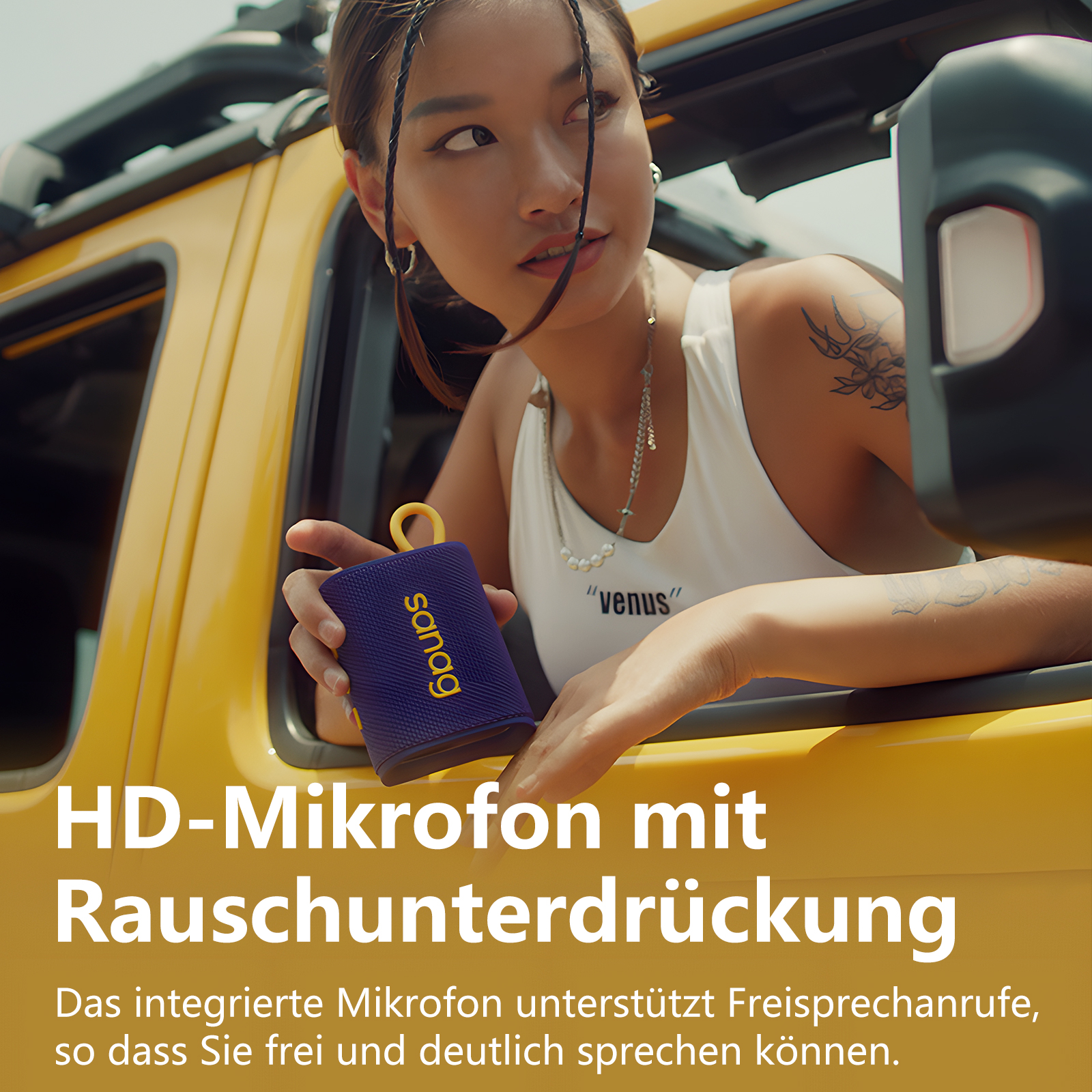 Frau im Auto hält einen blau-gelben Lautsprecher, Text im Bild.