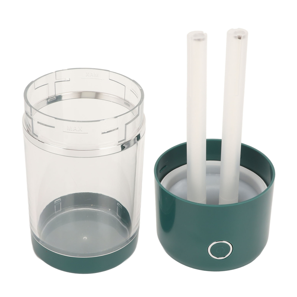 Klarer Plastikwassertank mit zwei weißen Röhren auf der rechten Seite und einem grünen Sockel.