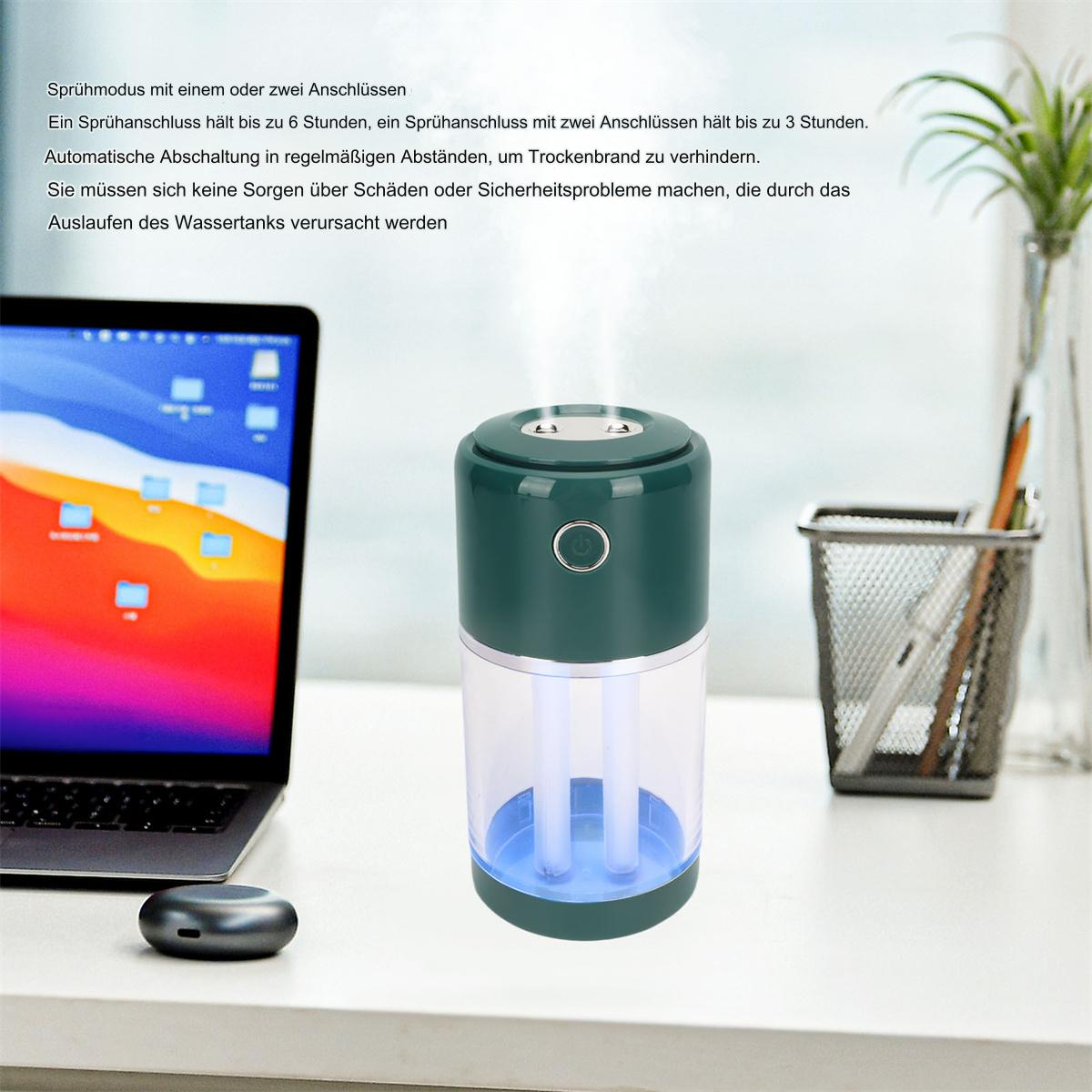 Ein grüner und weißer Luftbefeuchter auf einem Schreibtisch mit Laptop und Stifthalter im Hintergrund. Der Befeuchter ist an.