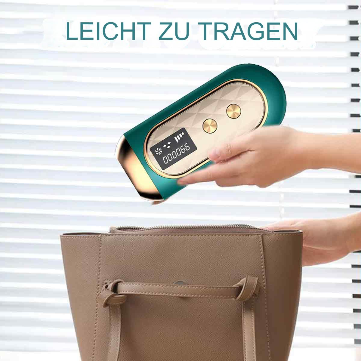 Hand hält teal Gerät mit Display. Beige Geldbörse im Hintergrund.