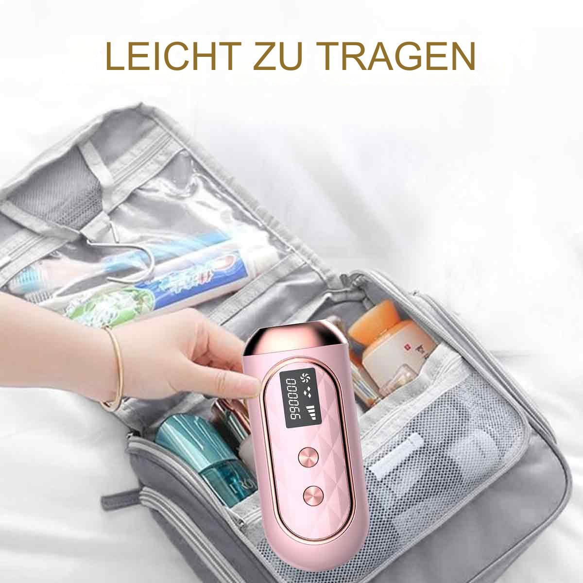 Eine Person hält ein rosa Schönheitsgerät aus einer offenen grauen Reisetasche mit Gegenständen.