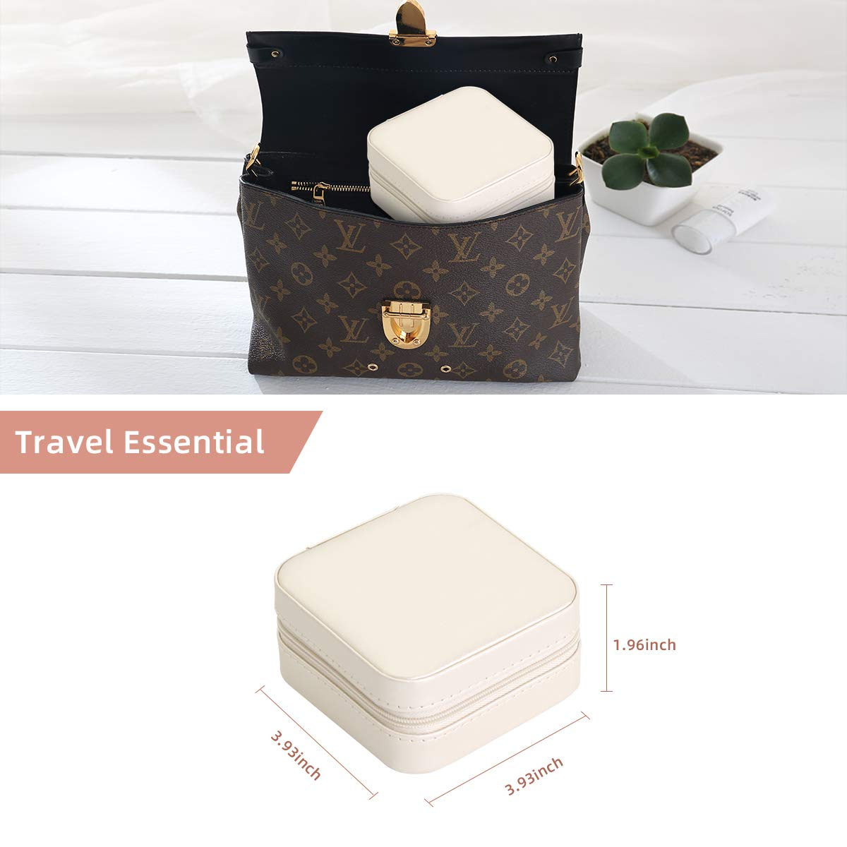 Eine weiße Reise-Schmuckschatulle in einer Louis Vuitton-Tasche. Sie misst 3,93 Zoll im Quadrat.