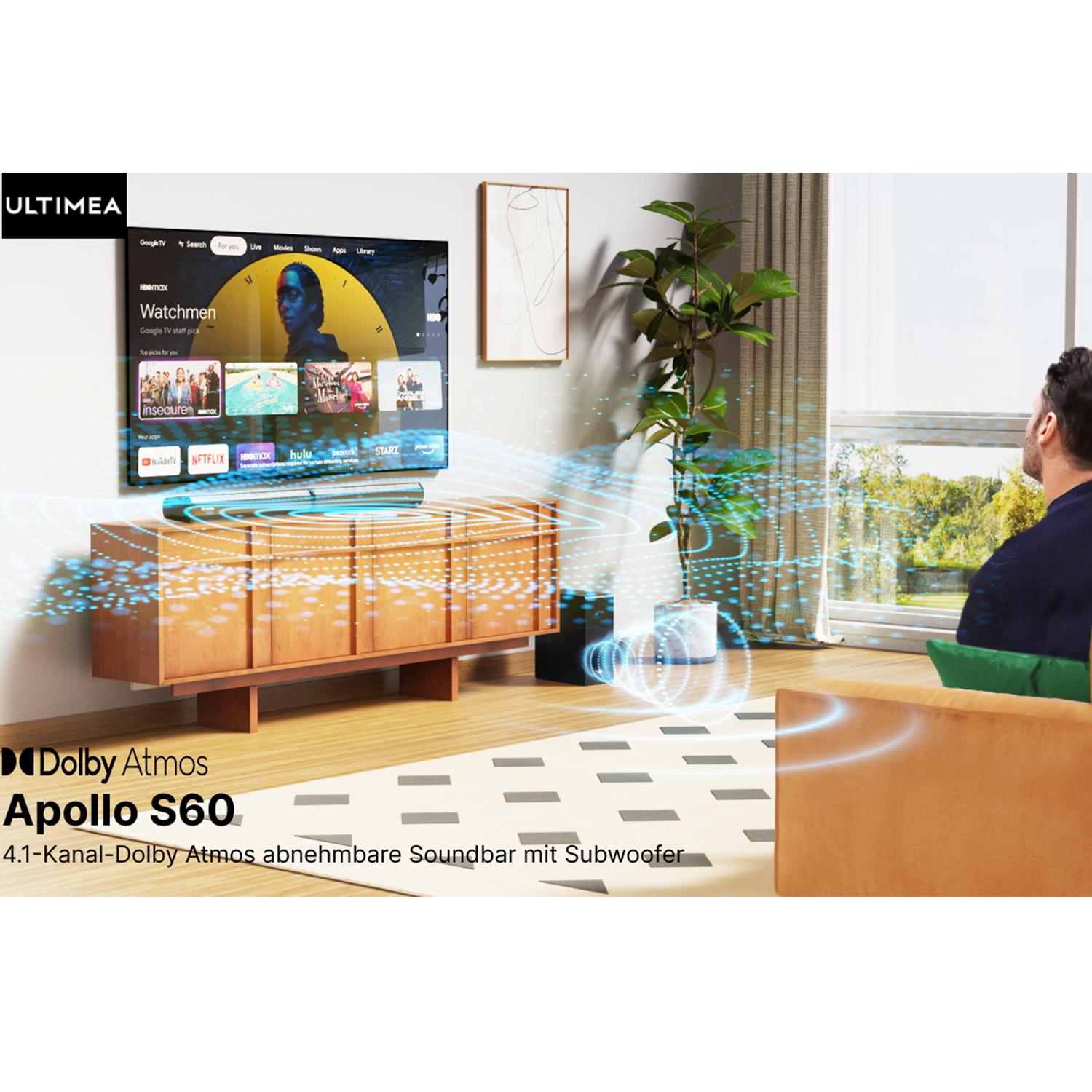 Ein Wohnzimmer mit Fernseher auf einem Holzständer, Soundbar und einer Person auf einer Couch.