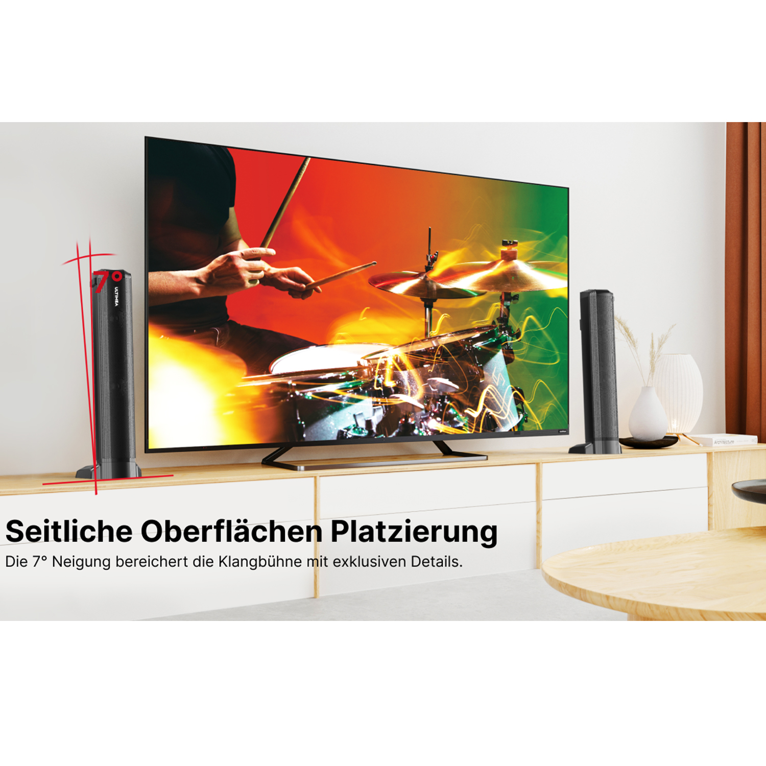 Schwarze Lautsprecher und TV auf weißem Schrank, Text zu Platzierung und Details.