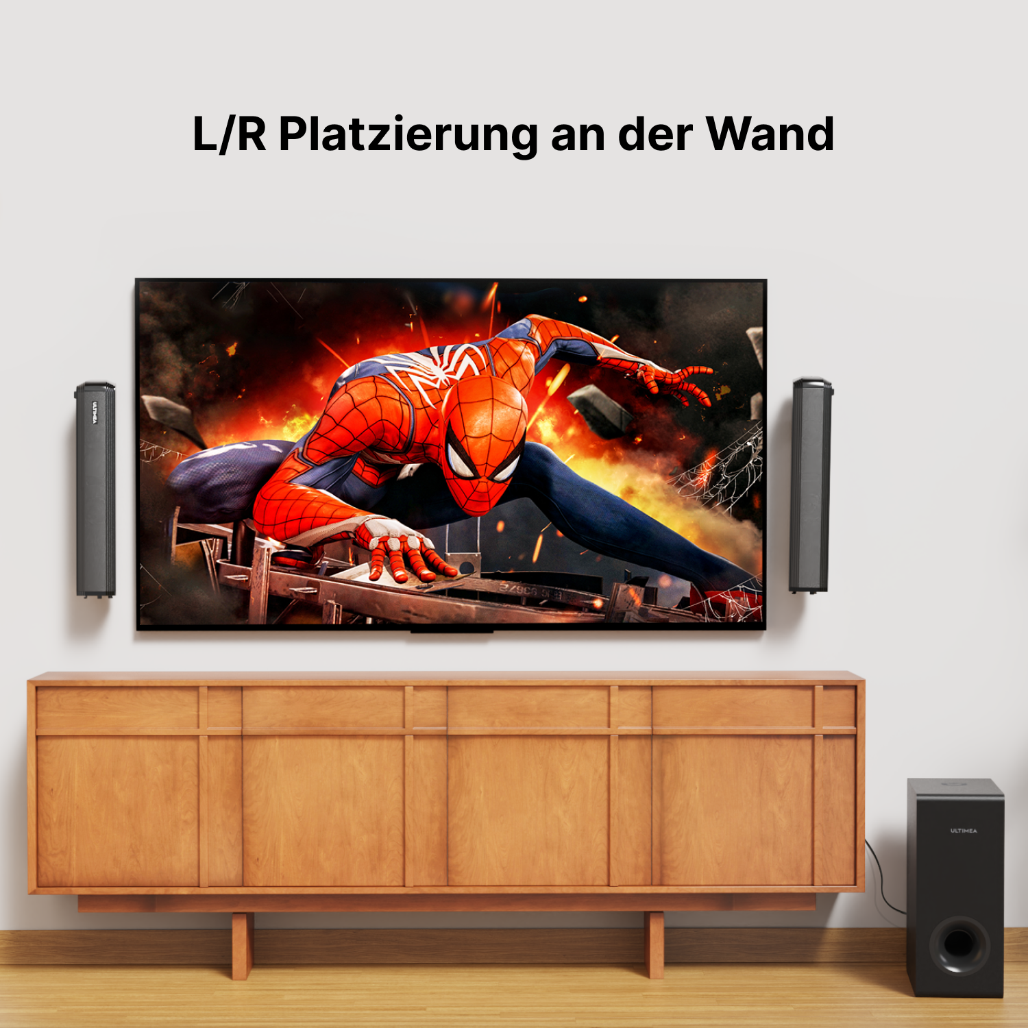 Wohnzimmer mit Fernseher, Lautsprechern und Subwoofer. Spider-Man-Bild auf dem Fernseher. Holzschrank.