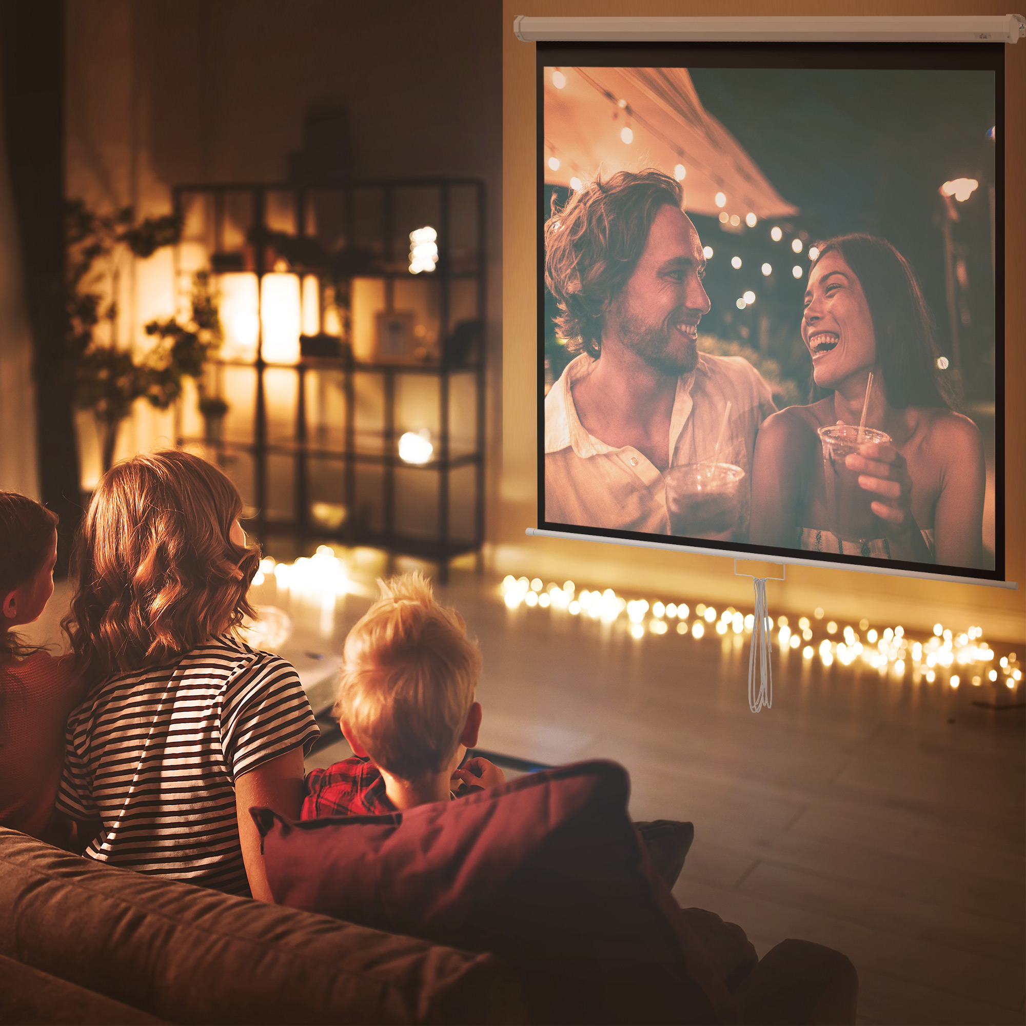 Familia viendo una película en una pantalla de proyección. Iluminación cálida, enfoque suave.