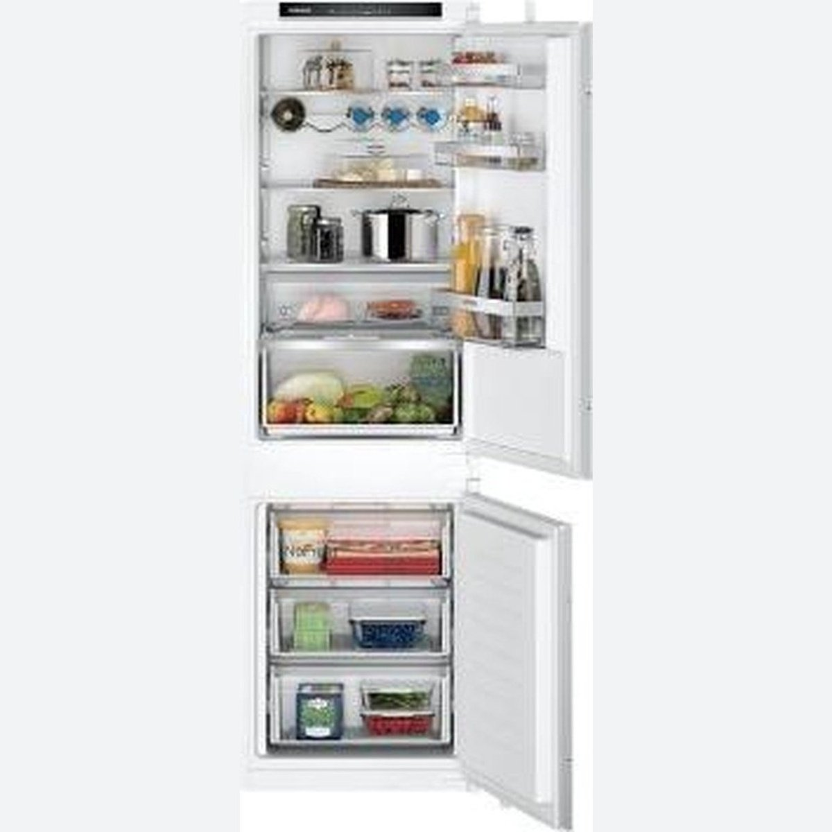 Ein geöffneter, weißer Kühlschrank mit Regalen voller Lebensmittel.
