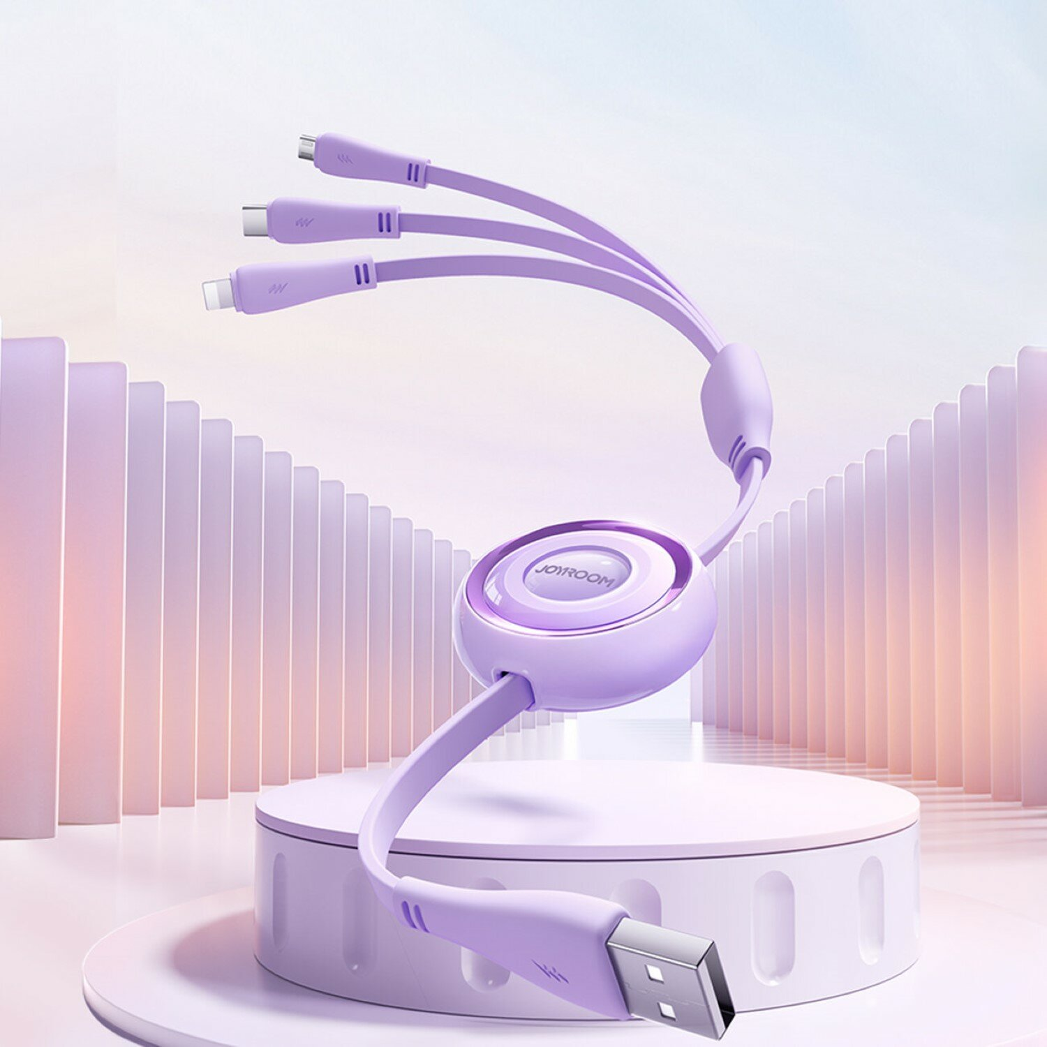 Fioletowy kabel ładujący z wieloma złączami na białym stojaku, z fioletową podstawą.