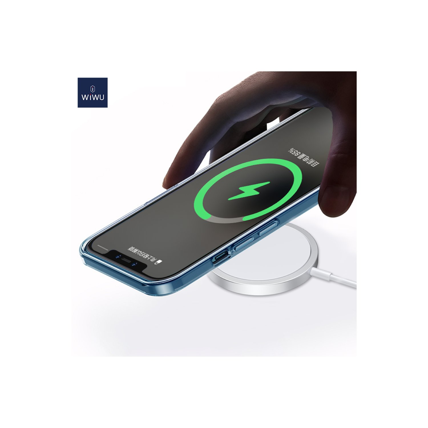 Ein Telefon mit Ladesymbol liegt auf einem weißen Ladegerät. Eine Hand hält das Telefon.