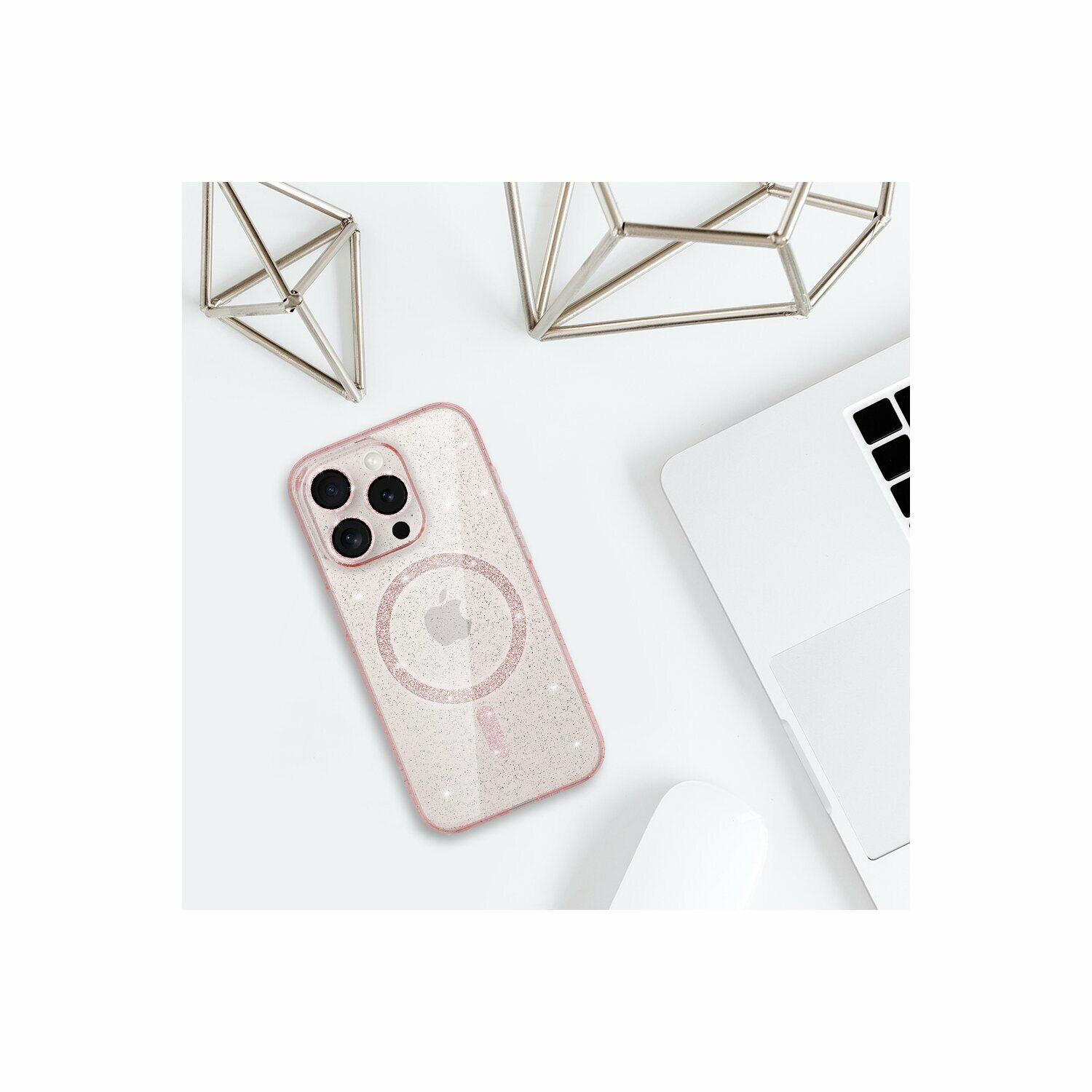 Una custodia rosa per telefono con retro trasparente e glitter, con telefono, laptop e forme geometriche.