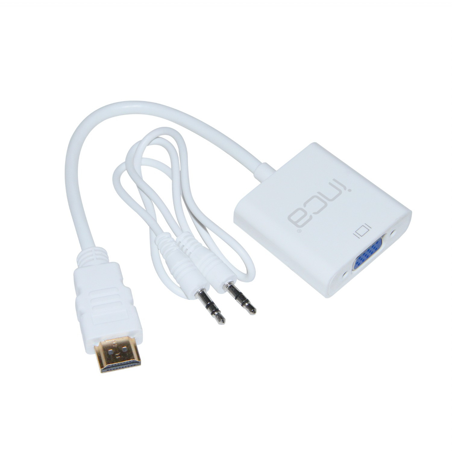 HDMI, aux ve VGA konektörlü beyaz bir adaptör, beyaz bir arka plan üzerinde.