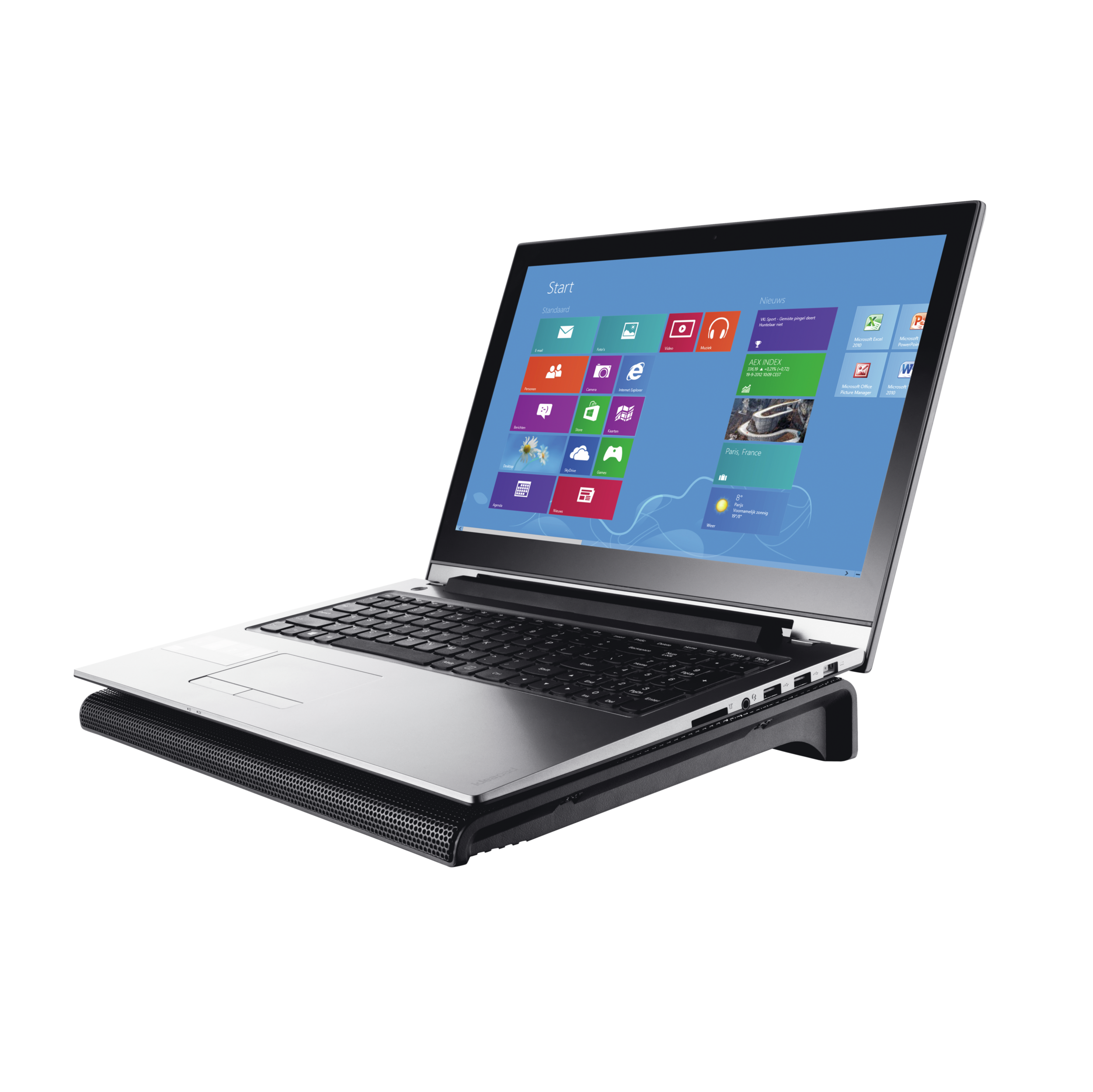 Laptop op een zwart koelpad. Het scherm toont het Windows-startscherm met pictogrammen.