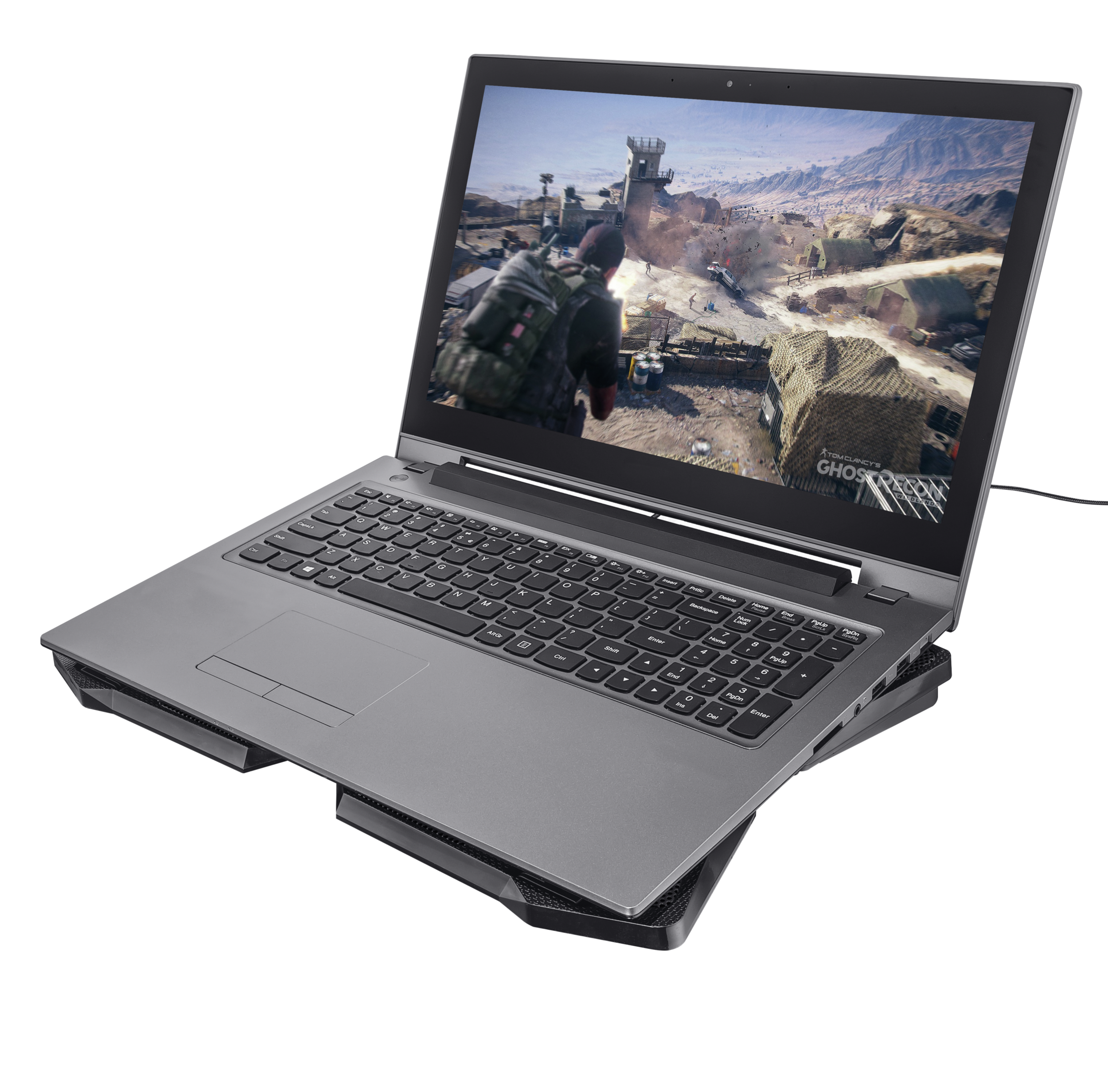 Laptop auf Kühlpad, zeigt eine Spielszene. Schwarzer Laptop, schwarzes Kühlpad, schwarzer Hintergrund.