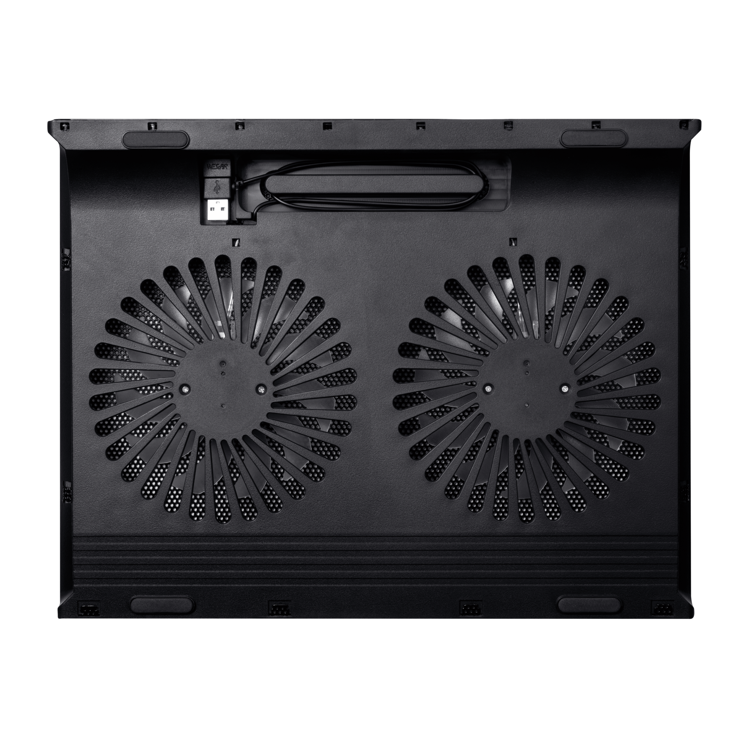 Een zwarte laptopkoeler met twee ventilatoren van onderaf gezien. Een USB-kabel is aangesloten.