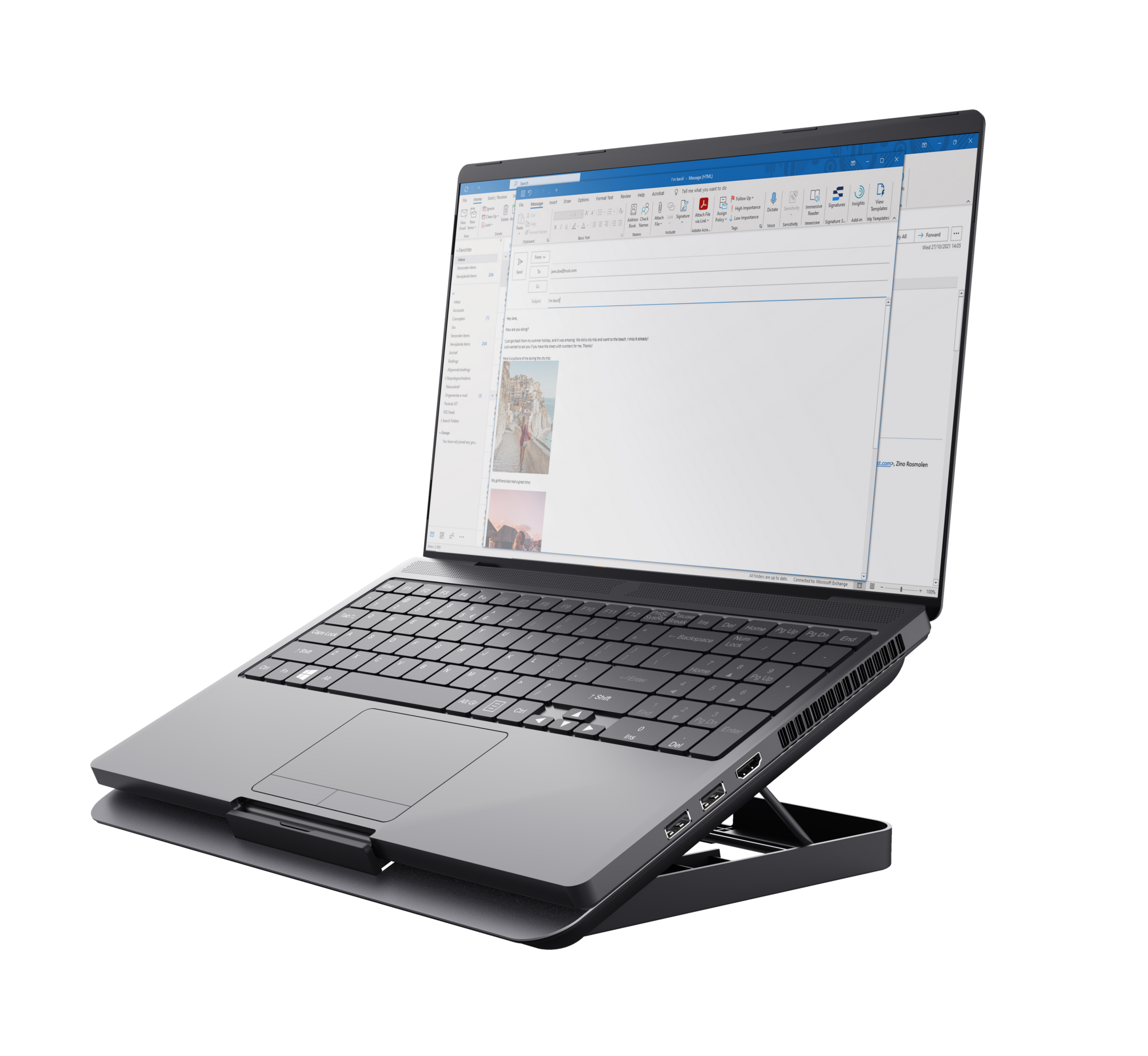 Laptop op een standaard, open, met een spreadsheet en afbeeldingen. Zwarte achtergrond, zijaanzicht.