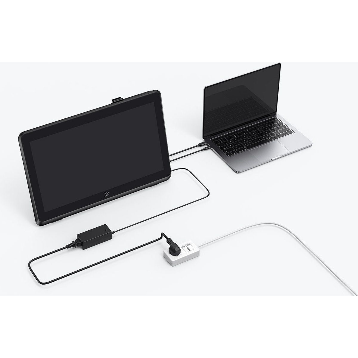 Schwarzer Monitor und Laptop verbunden, mit schwarzem Netzteil, weiße Oberfläche.