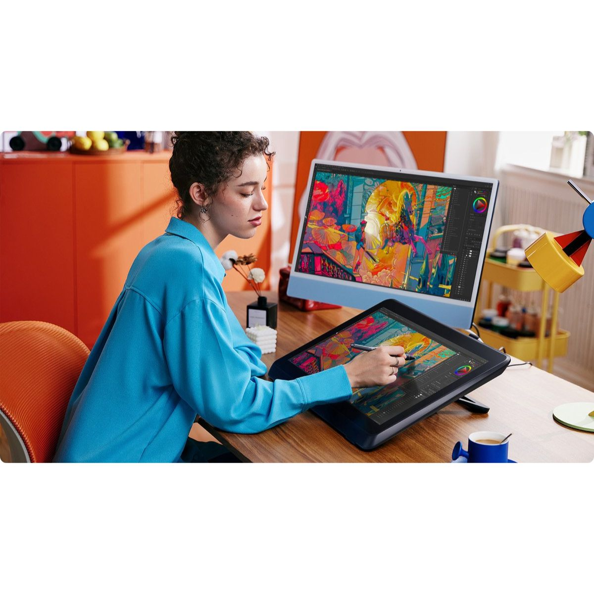 Frau benutzt ein Grafiktablett, Monitor zeigt bunte Kunst auf dem Schreibtisch.