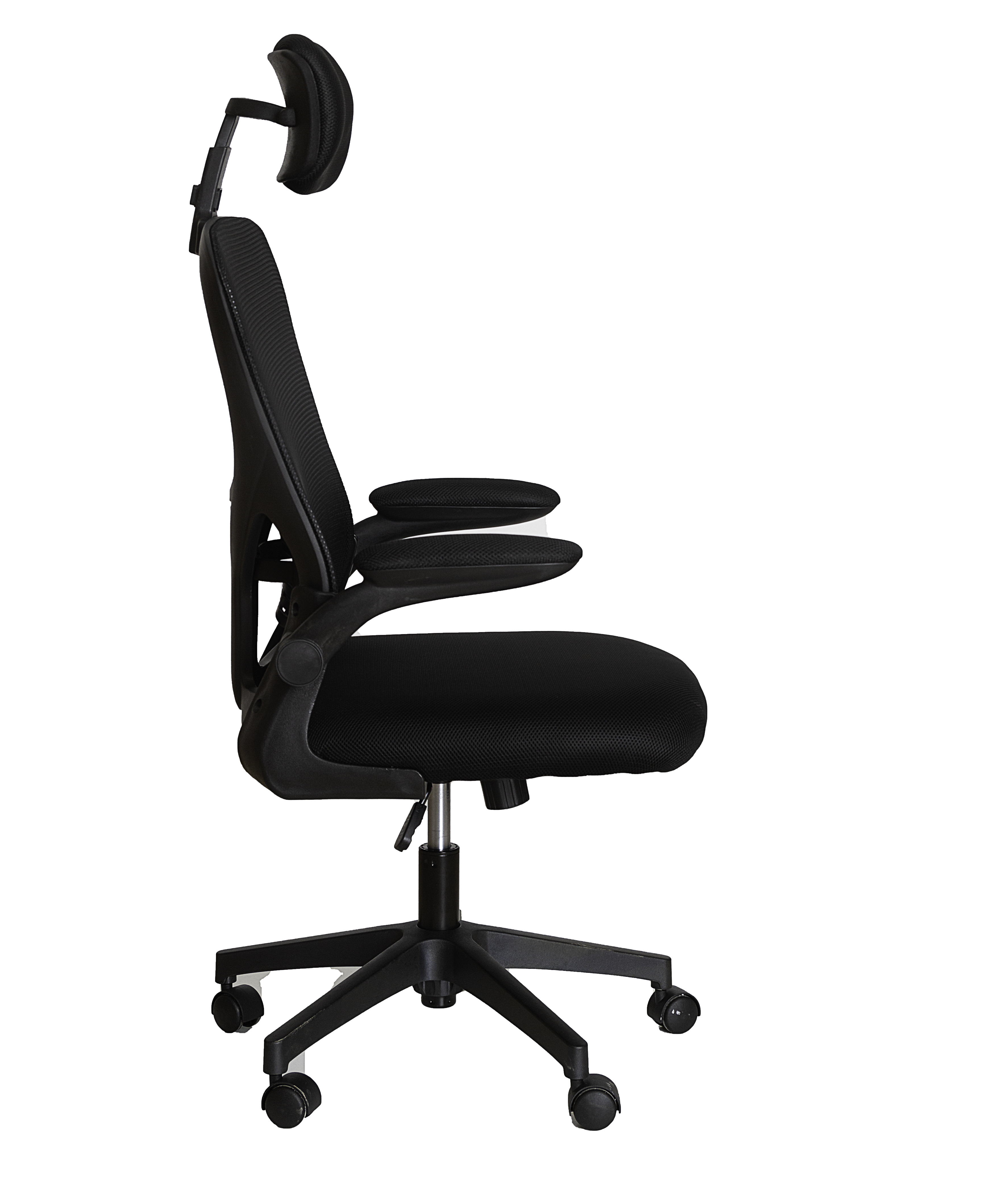 Silla de oficina negra con reposacabezas. Hay reposabrazos. La silla está sobre un fondo blanco.