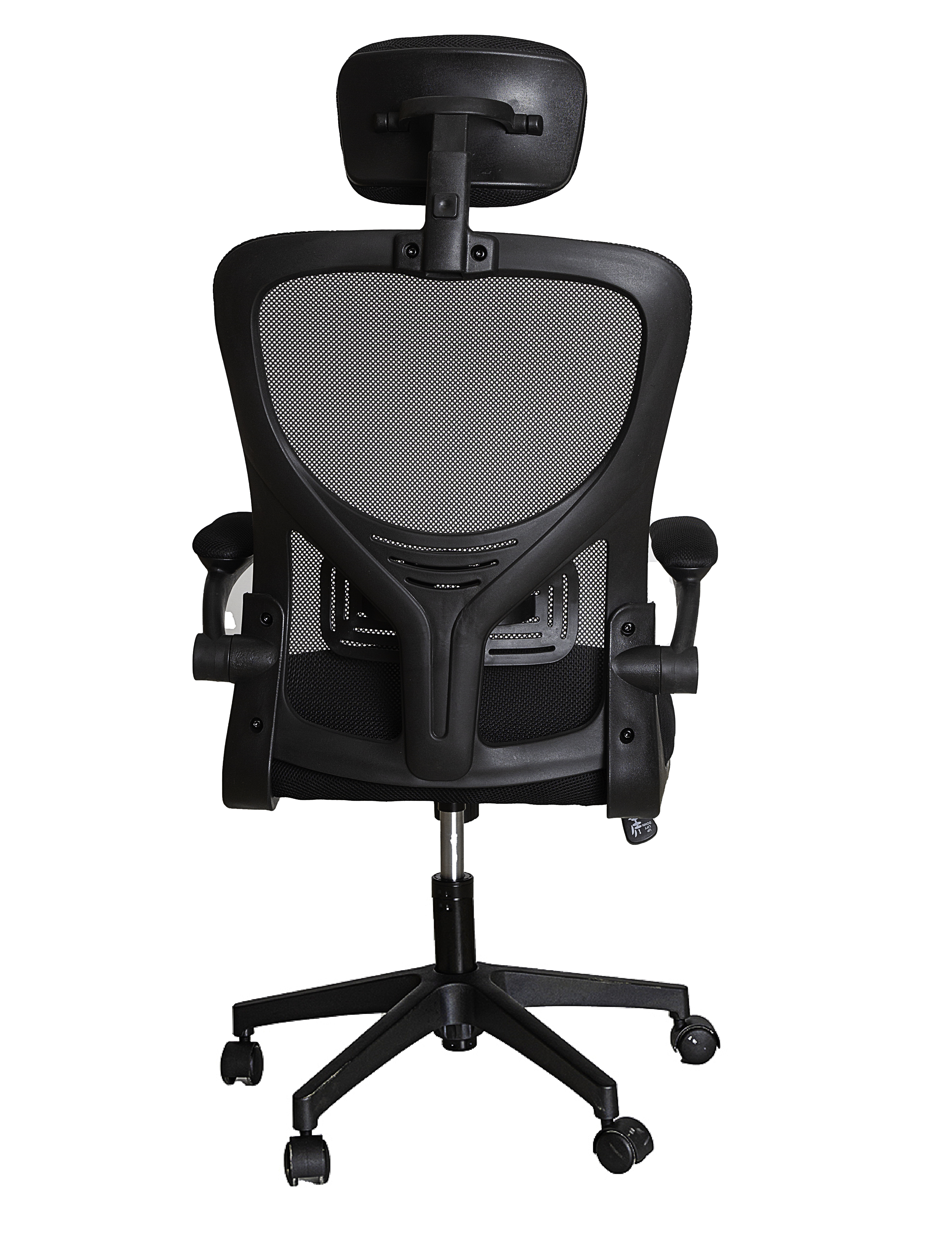 Respaldo de silla de oficina de malla negra, reposacabezas ajustable, base de cinco estrellas con ruedas, aislado.
