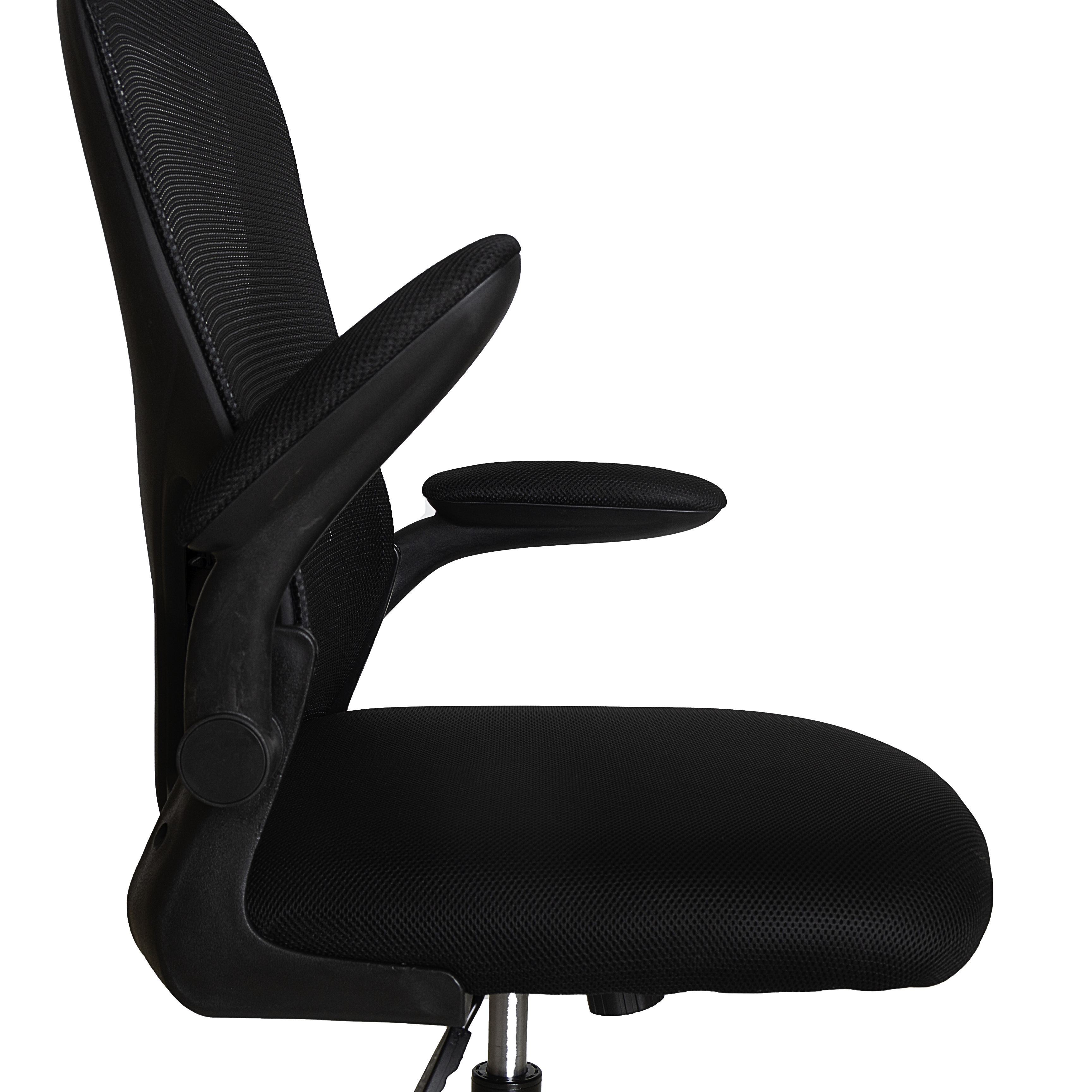 Silla de oficina negra con reposabrazos. La silla contra un fondo blanco muestra su perfil lateral.