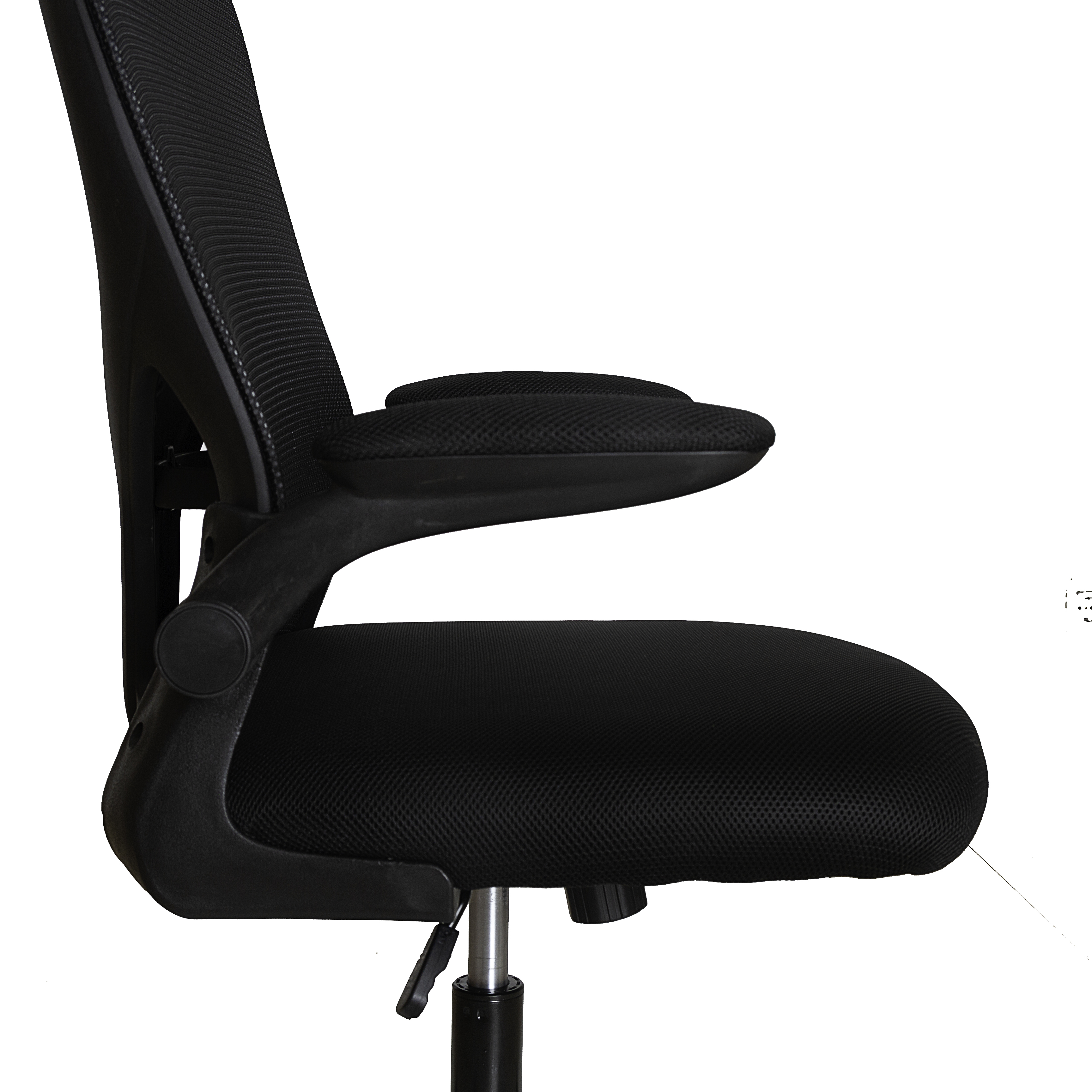 Silla de oficina negra de malla con reposabrazos y base negra.