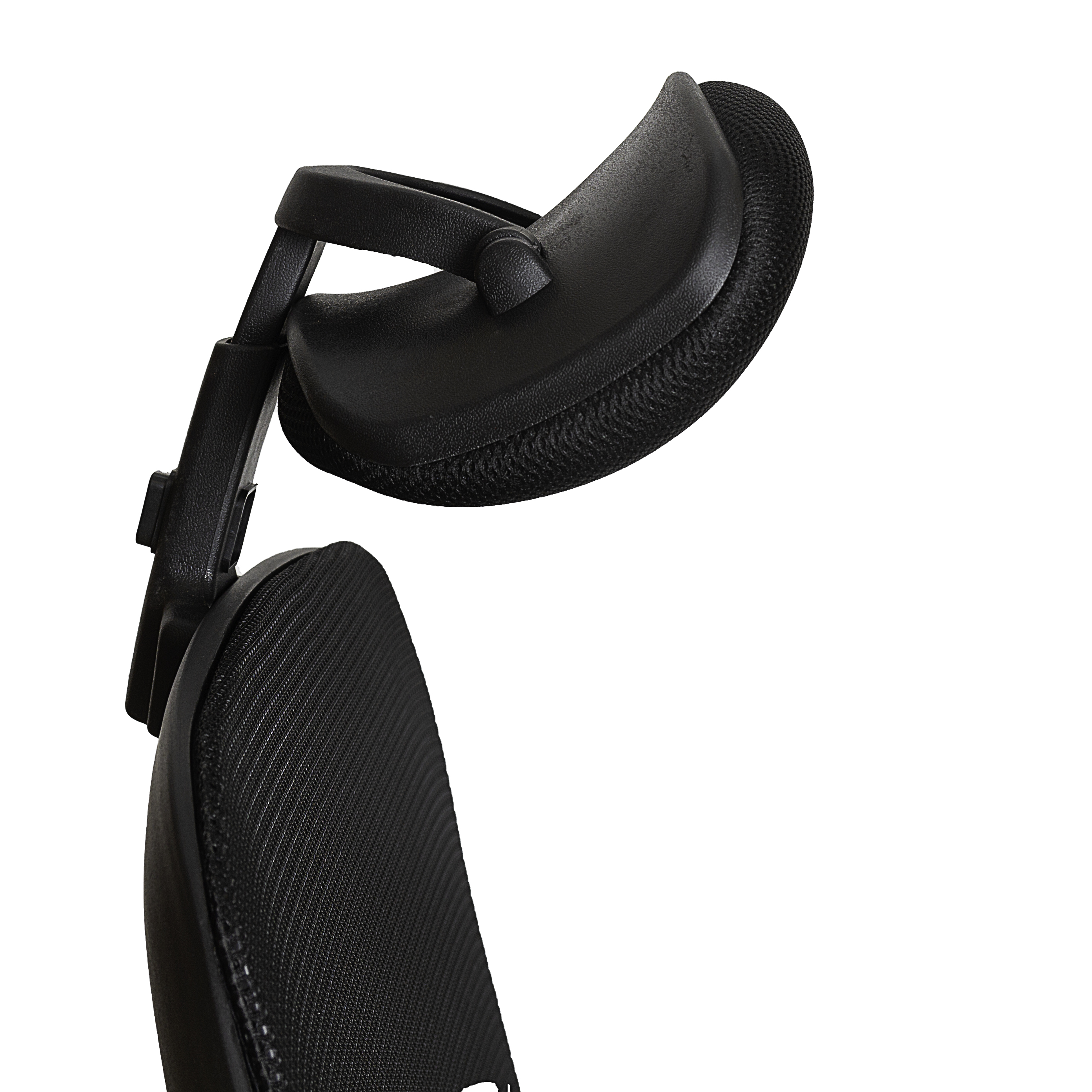 Apoyacabezas negro de una silla de oficina. El reposacabezas es ajustable, con malla y acolchado visibles.