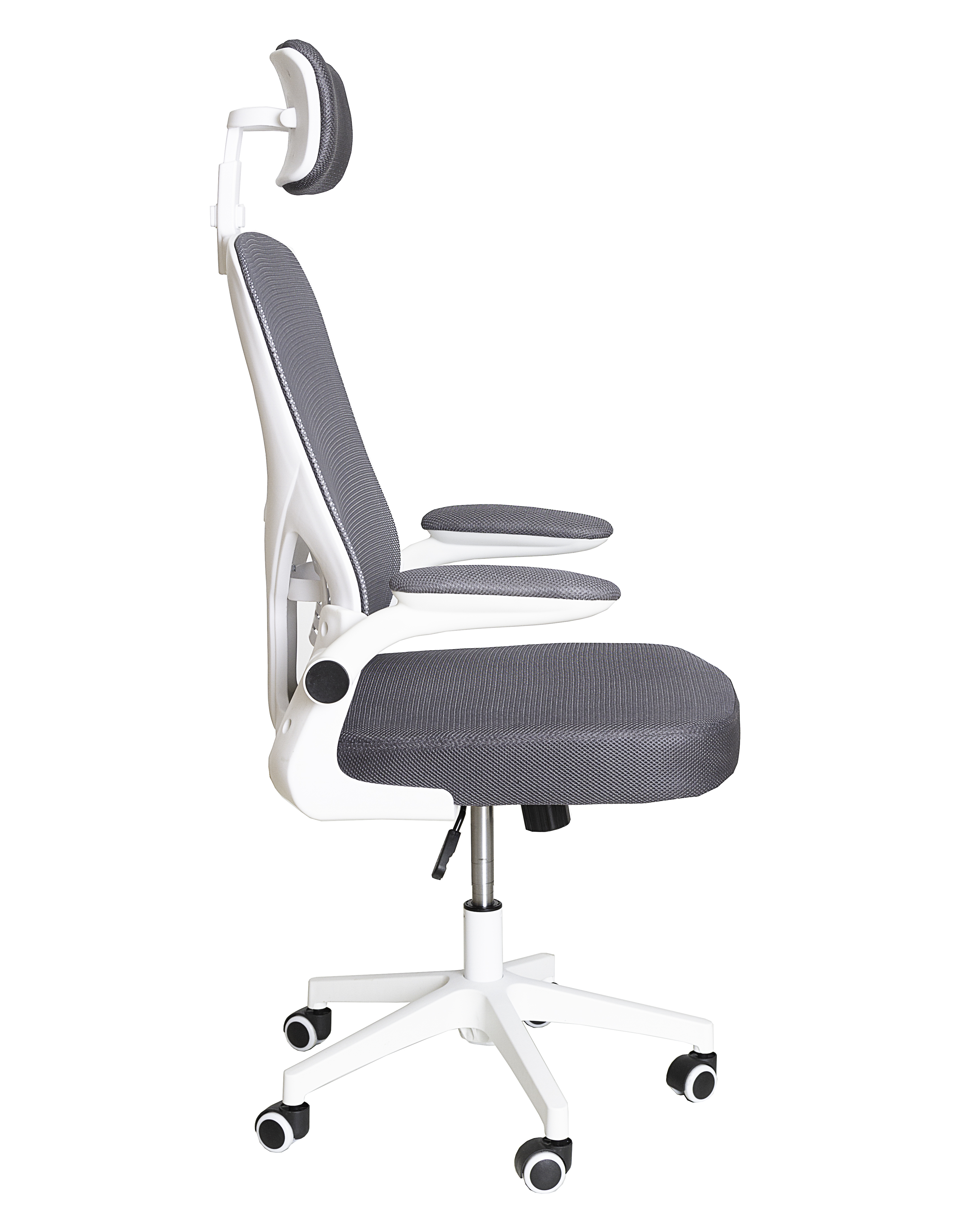 Una silla de oficina blanca y gris. Tiene respaldo de malla, reposabrazos ajustables y reposacabezas.