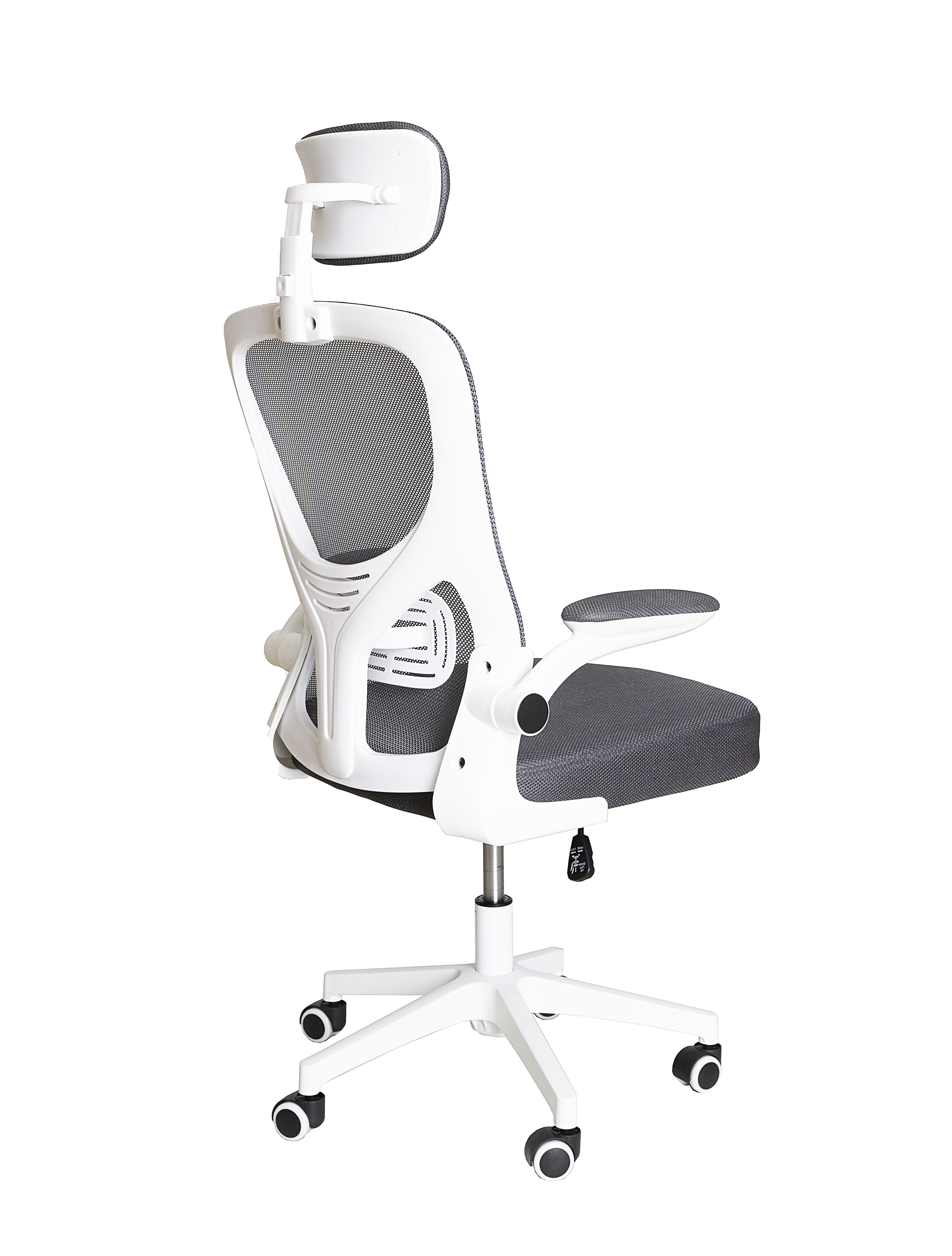 Silla de oficina blanca. Tiene respaldo y asiento de malla gris, con reposacabezas. La silla tiene ruedas.