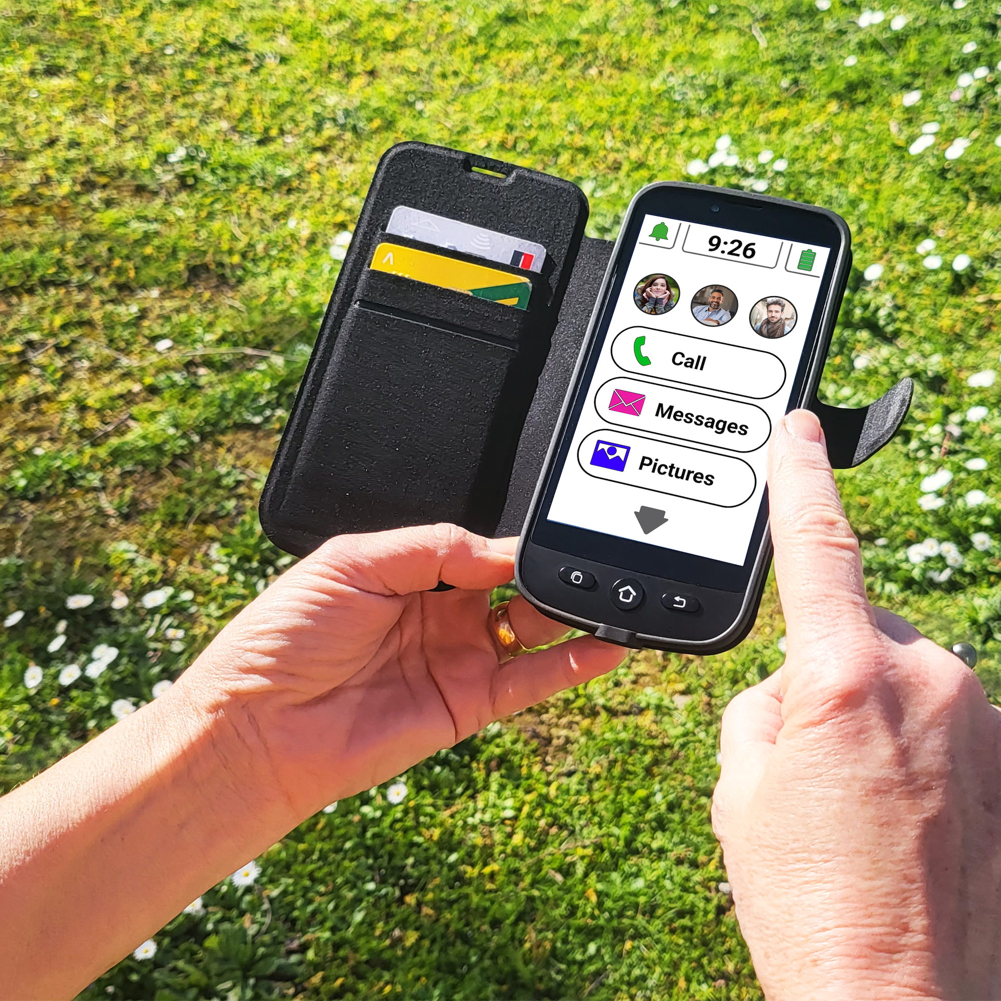 Persoon houdt een smartphone vast in een grasveld, met een app-interface.