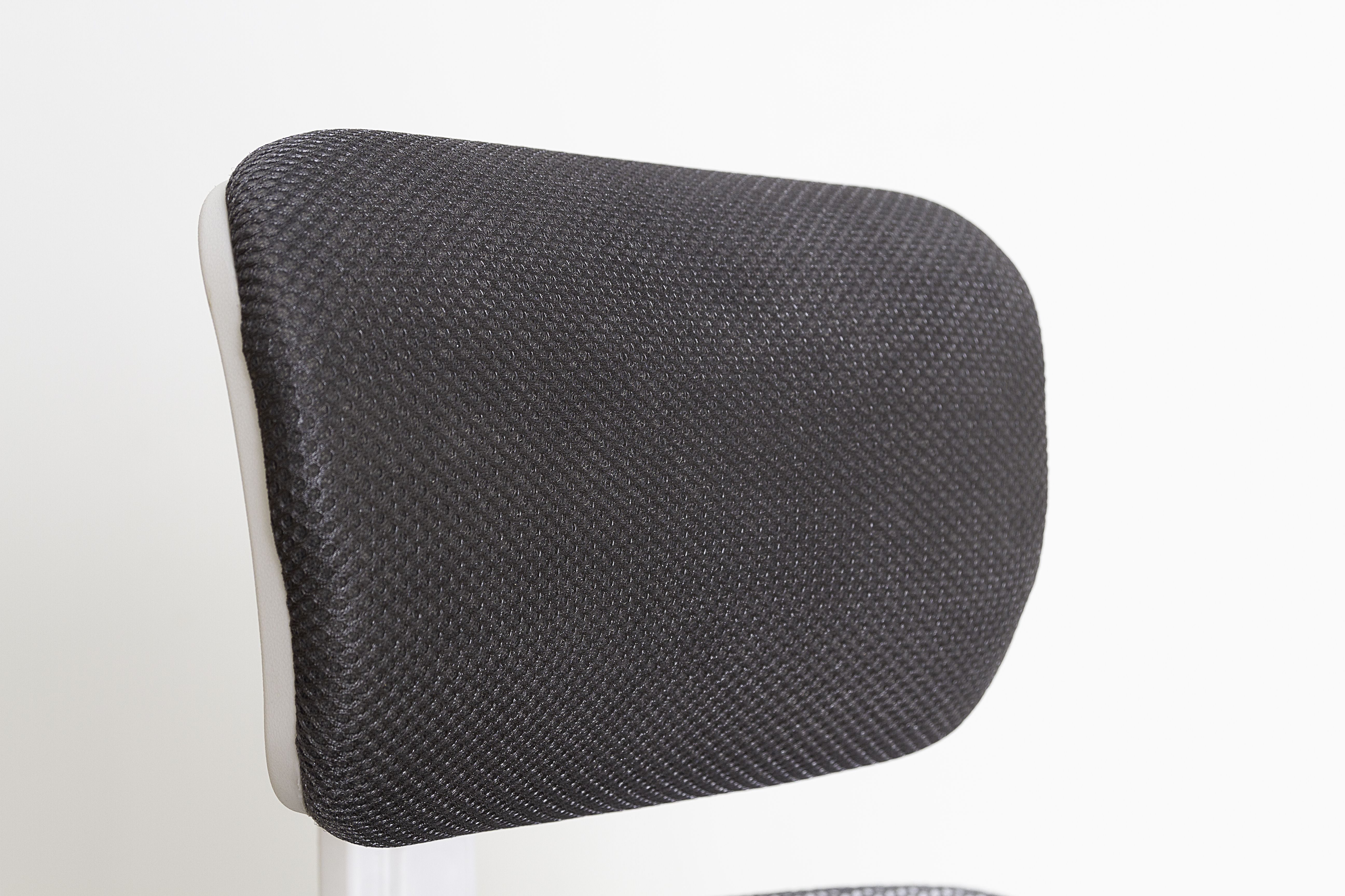 Reposacabezas de malla gris de una silla de oficina sobre fondo blanco, con marco blanco.