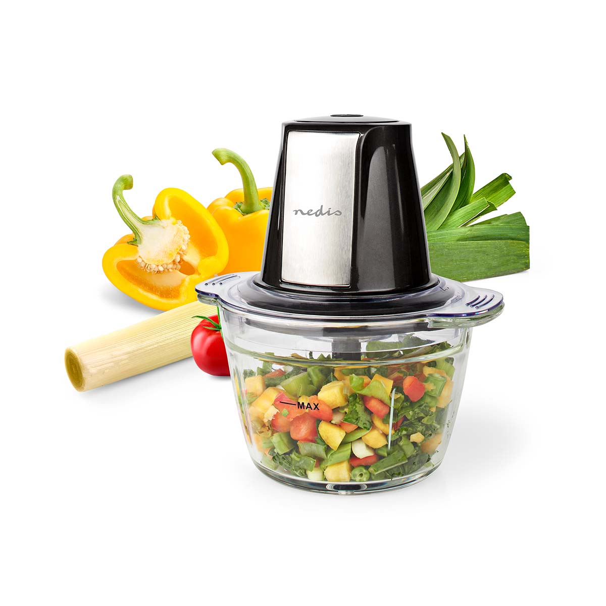 Robot da cucina con verdure tritate, peperoni e porri sullo sfondo.