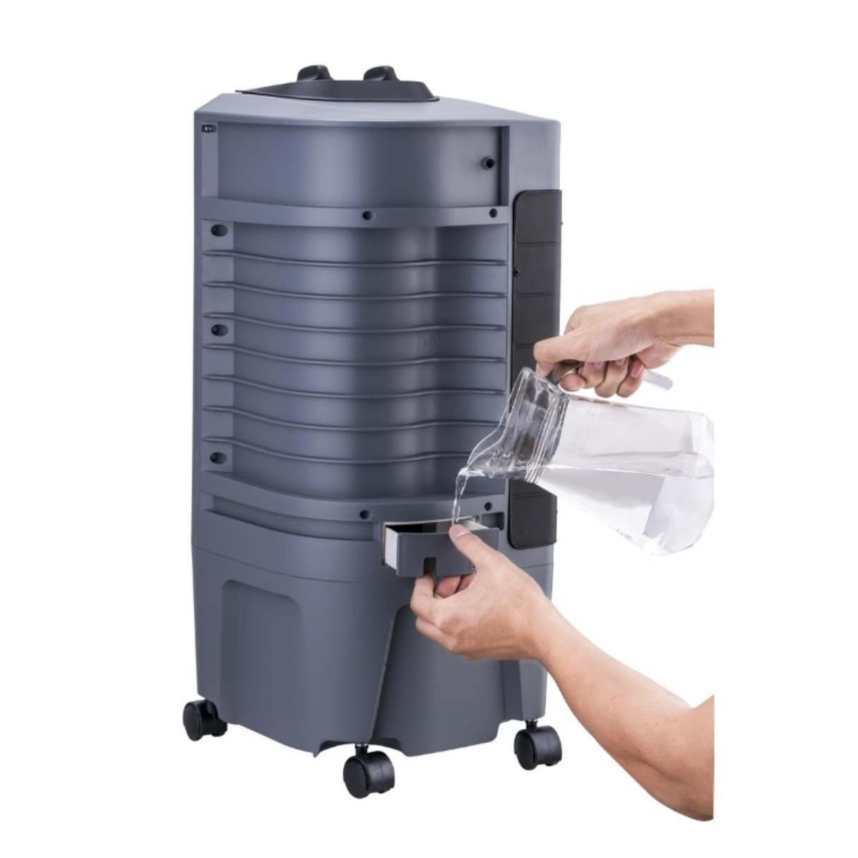 Una persona versa acqua da una brocca in un refrigeratore grigio. Il refrigeratore è su ruote.