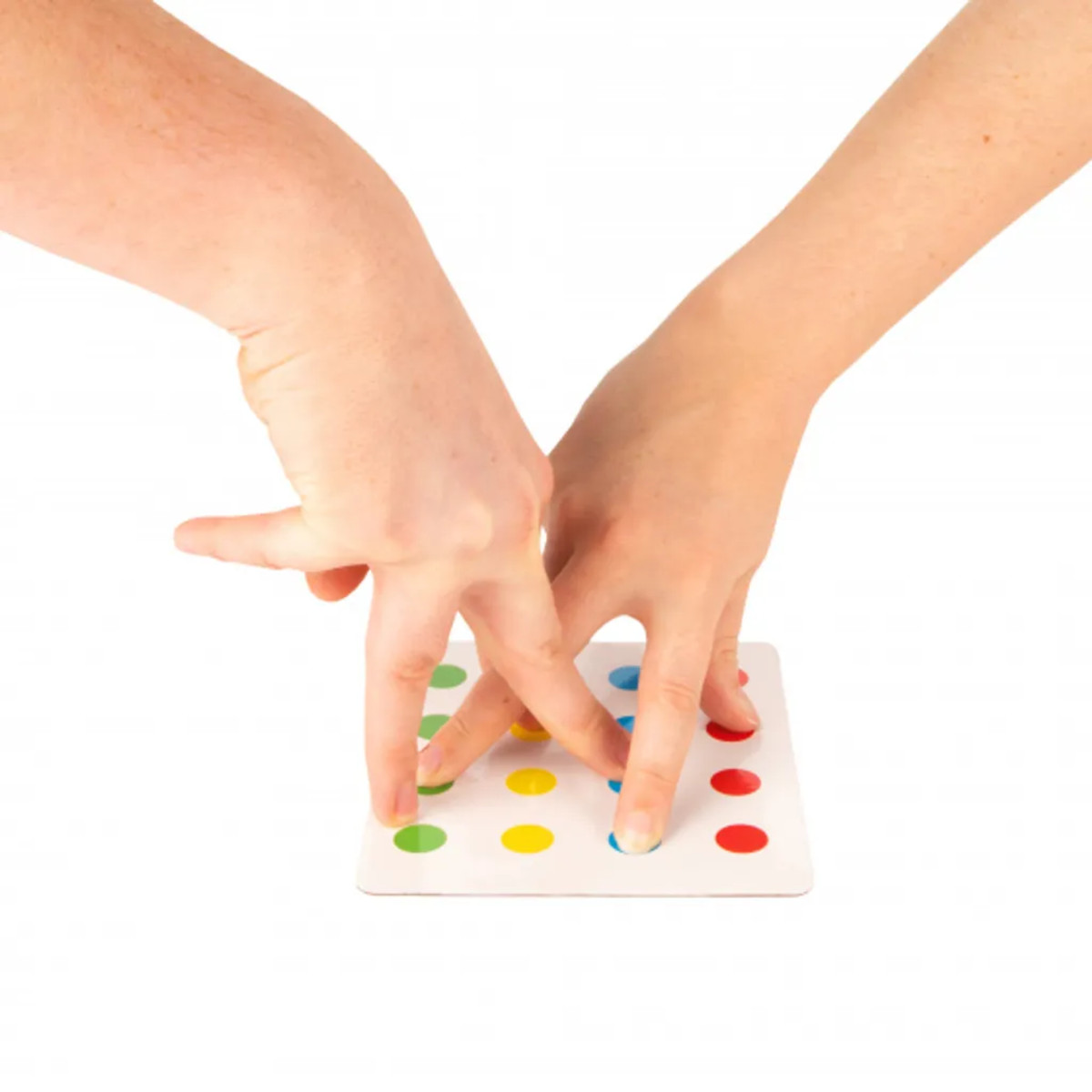 Hände auf Twister-Brett, Finger auf farbigen Kreisen, weißer Hintergrund.