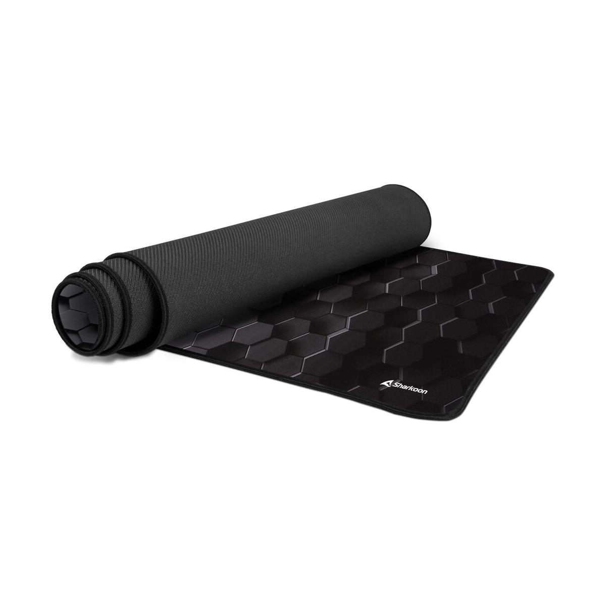 Tapis de souris noir à motif hexagonal, enroulé.